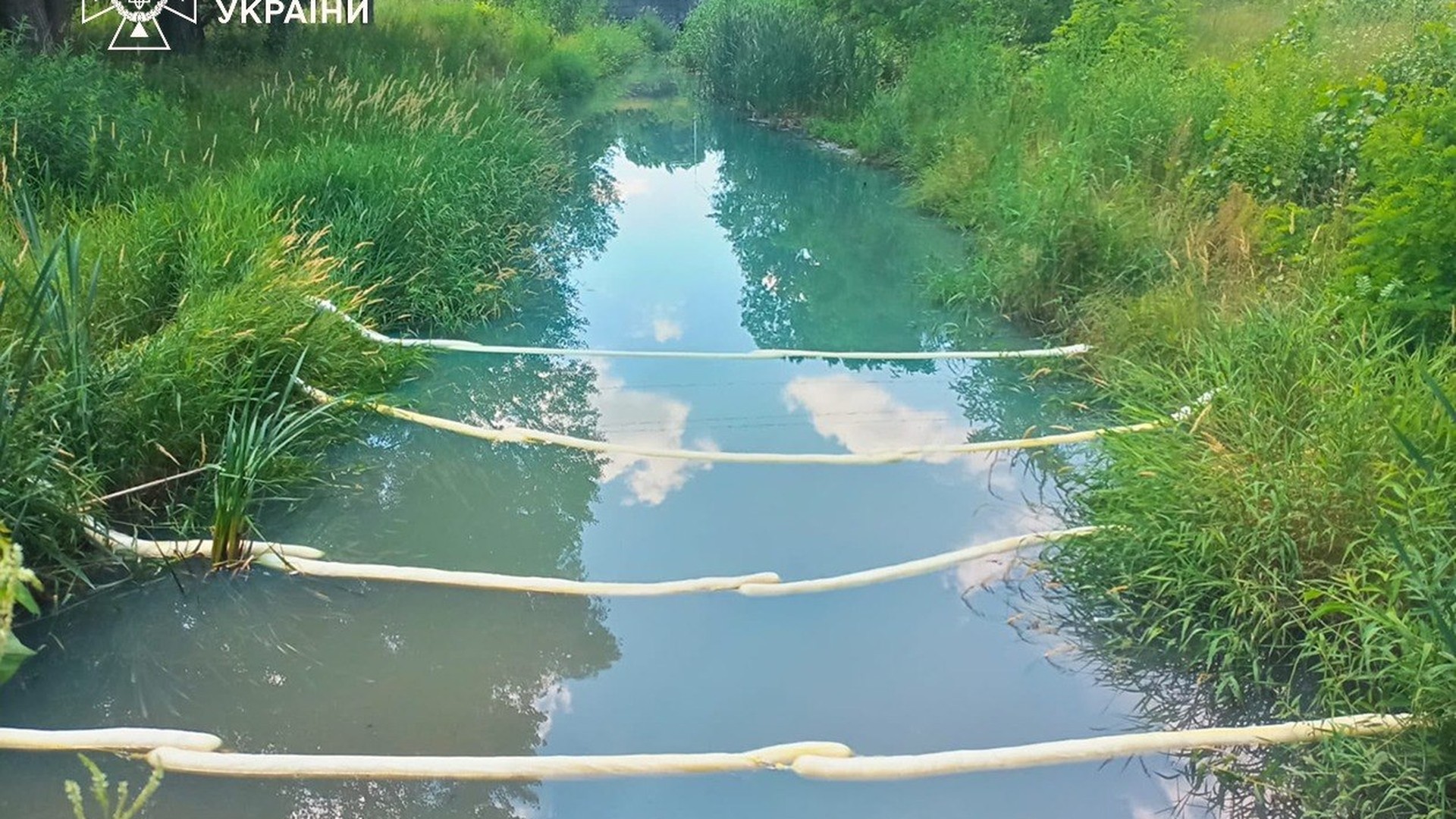 Рятувальники ДСНС встановлюють бонові загородження на озері Кирилівському у Києві після витоку нафтопродуктів внаслідок російського обстрілу