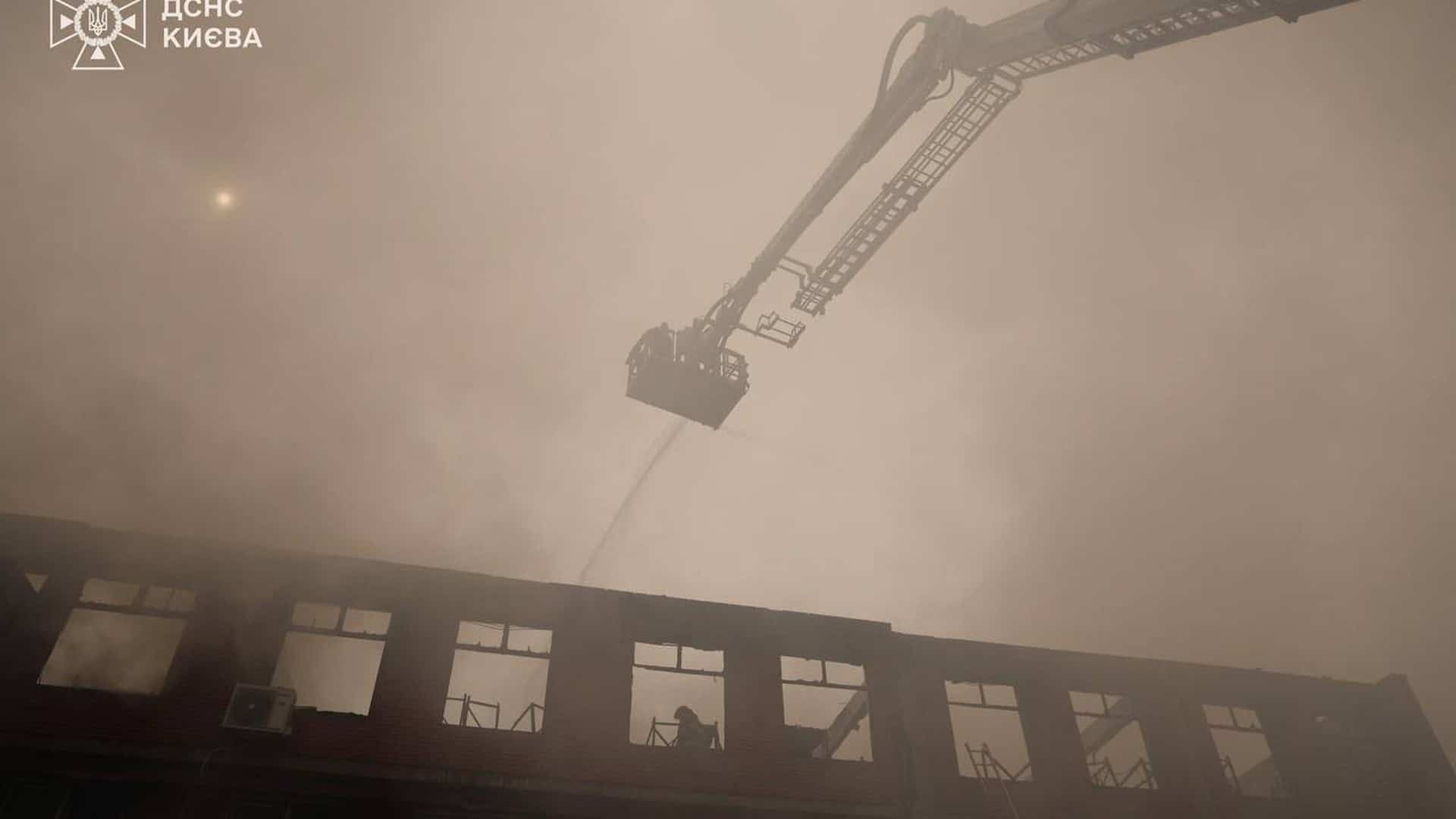 Рятувальники ДСНС ліквідують пожежу у складській будівлі в Деснянському районі Києва після удару БпЛА — загинули 2 особи, 9 поранено