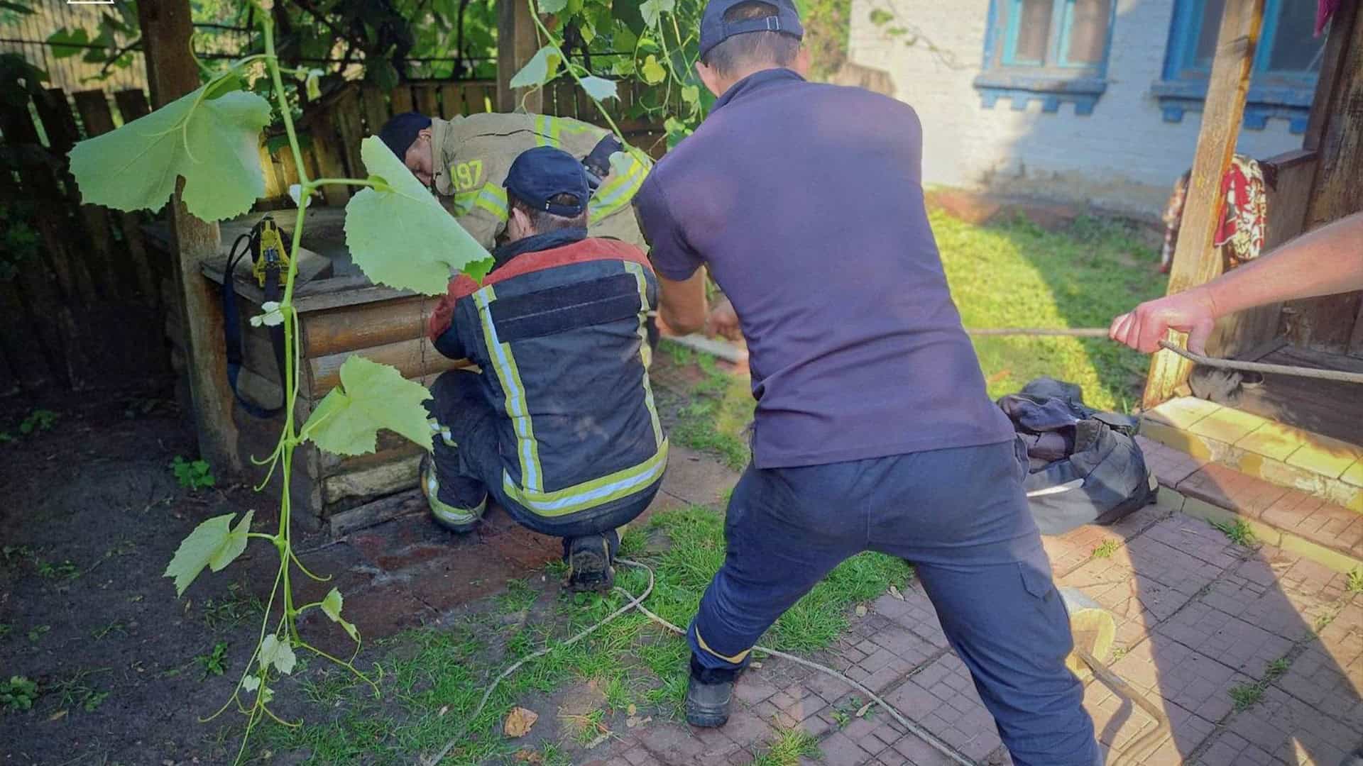 Чорнобильська АЕС знову зі світлом: електропостачання повністю відновили Рятувальники 32-ї ДПРЧ Макарова підіймають тіло 80-річного чоловіка з криниці у селі Юрів Бучанського району