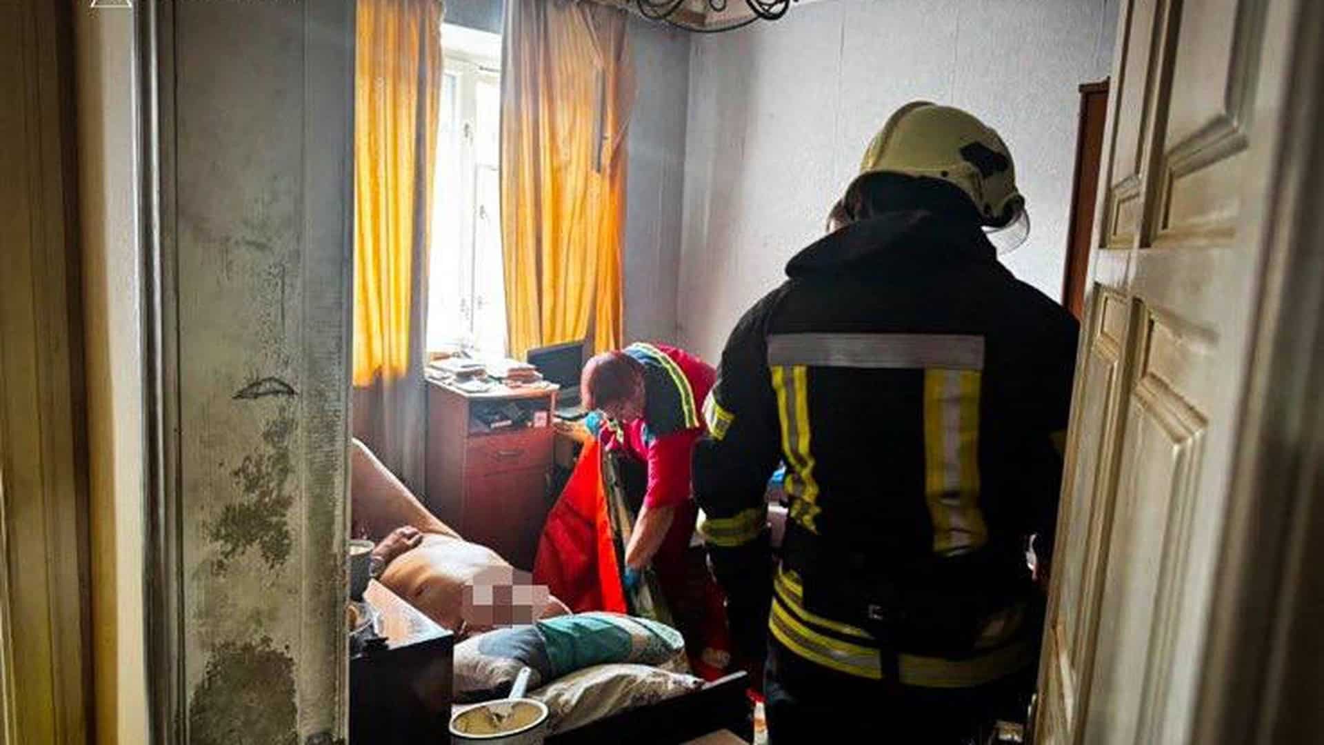 ДТП на Фастівщині: зіткнулися три вантажівки, деблокували водія Рятувальники ДСНС Київщини переносять непритомного чоловіка з квартири на третьому поверсі у селищі Чабани на гнучких ношах