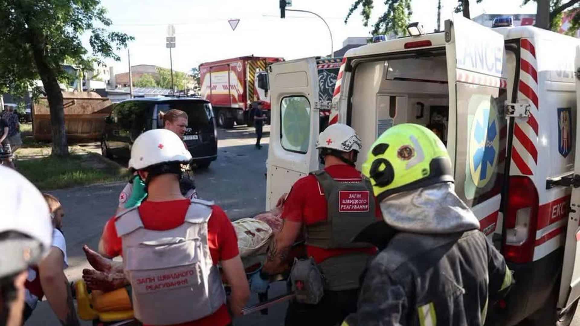 Медики та рятувальники біля машин швидкої допомоги та пожежного авто біля пошкодженої підстанції екстреної медичної допомоги у Шевченківському районі Києва