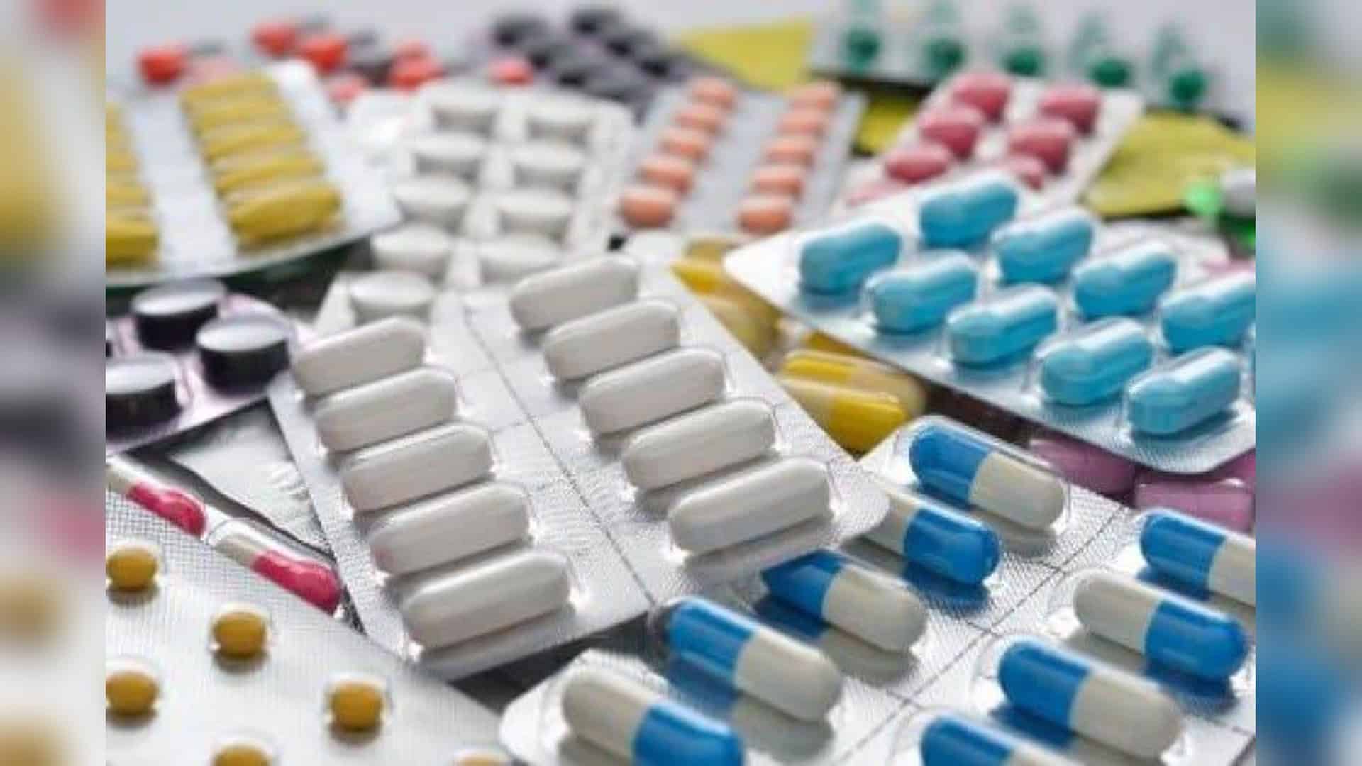 Таблетки й капсули в блістерах — ілюстрація до запуску системи обліку ліків Estock у комунальних лікарнях Києва