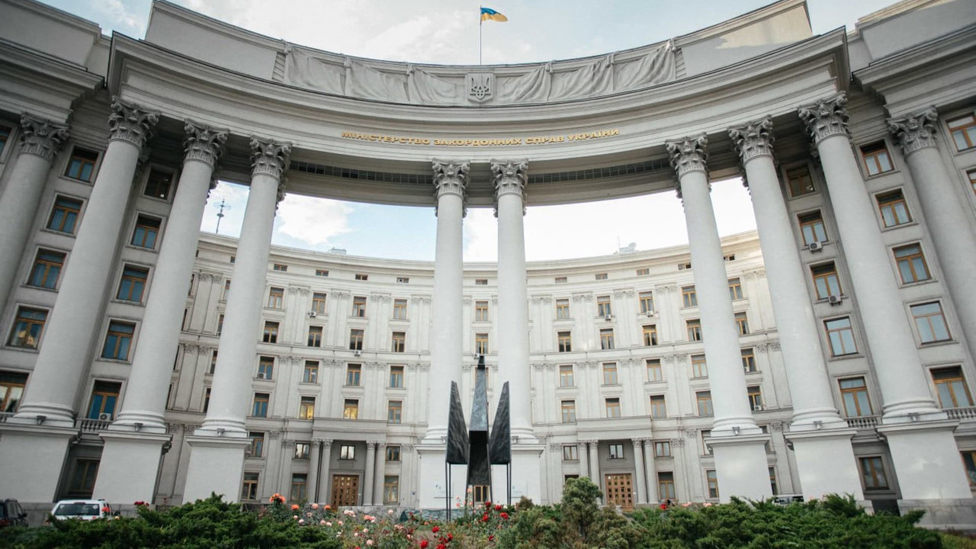 У Музеї Києва відкрили виставку про 270 років військової медицини Восьмиметрова сталева скульптура «Фенікс» художника Олексія Сая перед колонадою будівлі МЗС України у Києві