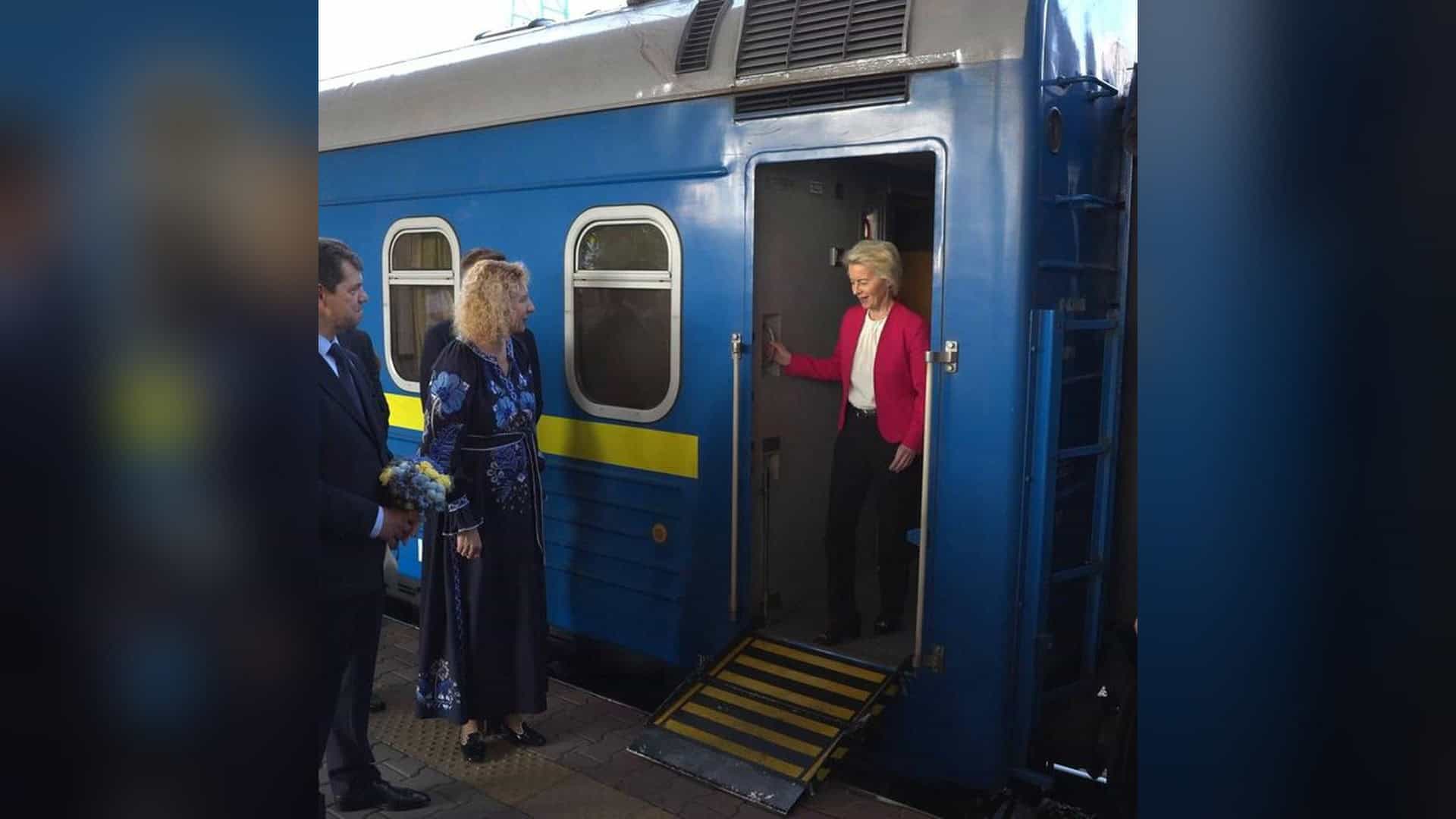 У Києві відкриють постійне представництво Європарламенту — Мецола Урсула фон дер Ляєн виходить із синьо-жовтого вагона Укрзалізниці на вокзалі в Києві під час 11-го візиту