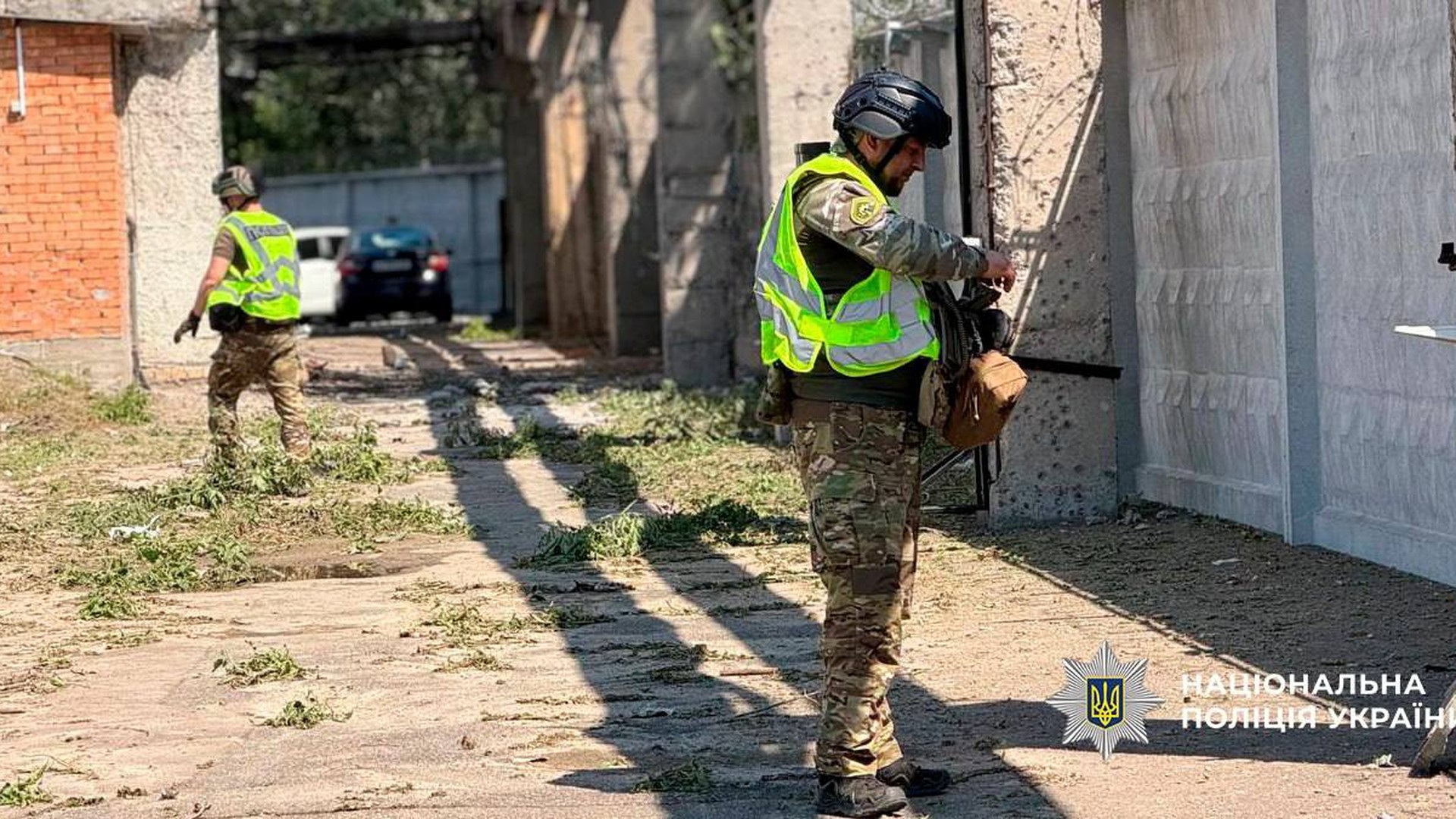 Вибухотехніки поліції Києва вилучають уламки ракети Х-69 і 12 суббоєприпасів на підприємстві в Оболонському районі