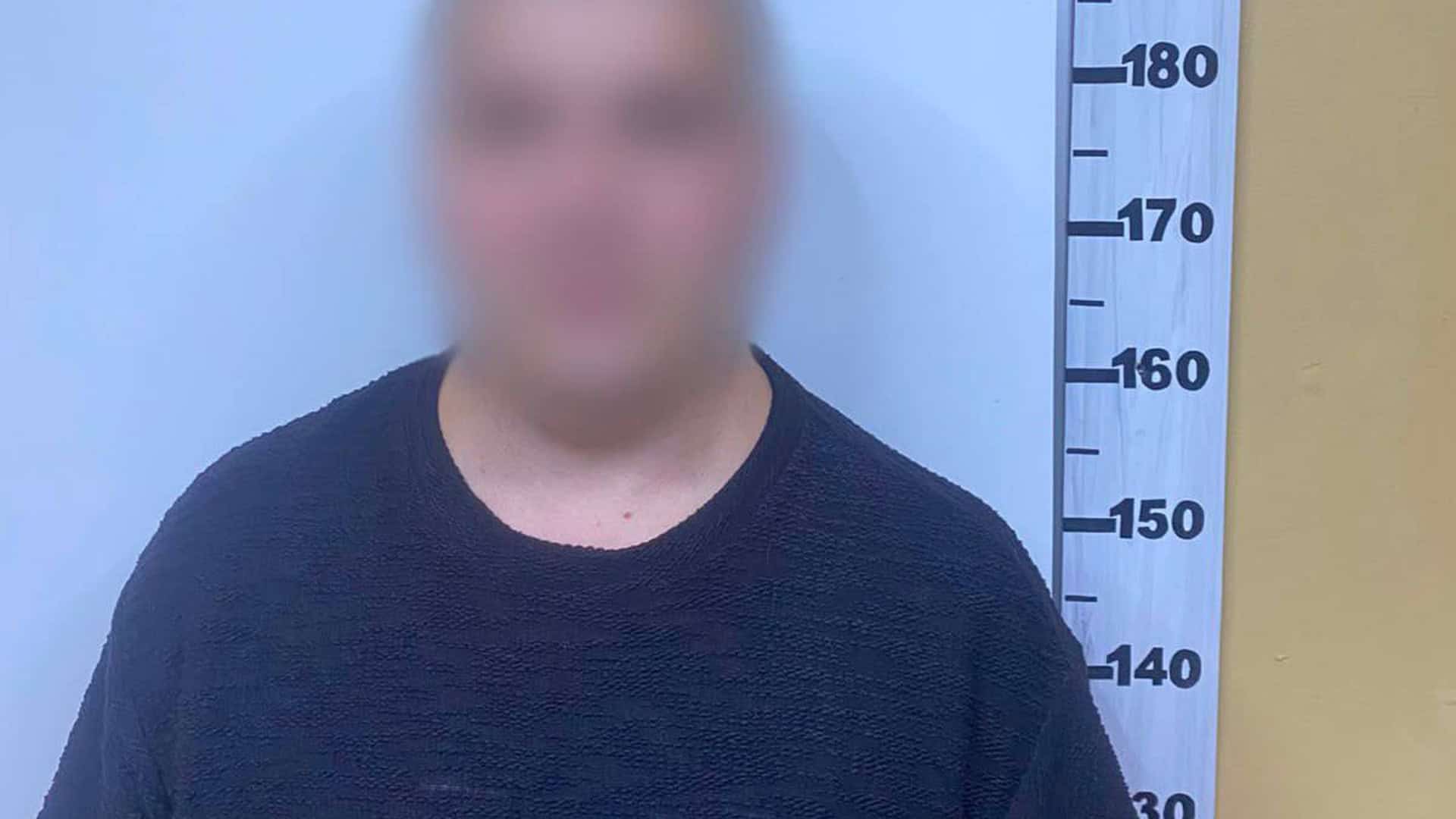 Поліцейські Києва повідомили про підозру 32-річному чоловіку, який ошукав трьох жінок на понад 190 тисяч гривень, забираючи золоті прикраси під привод
