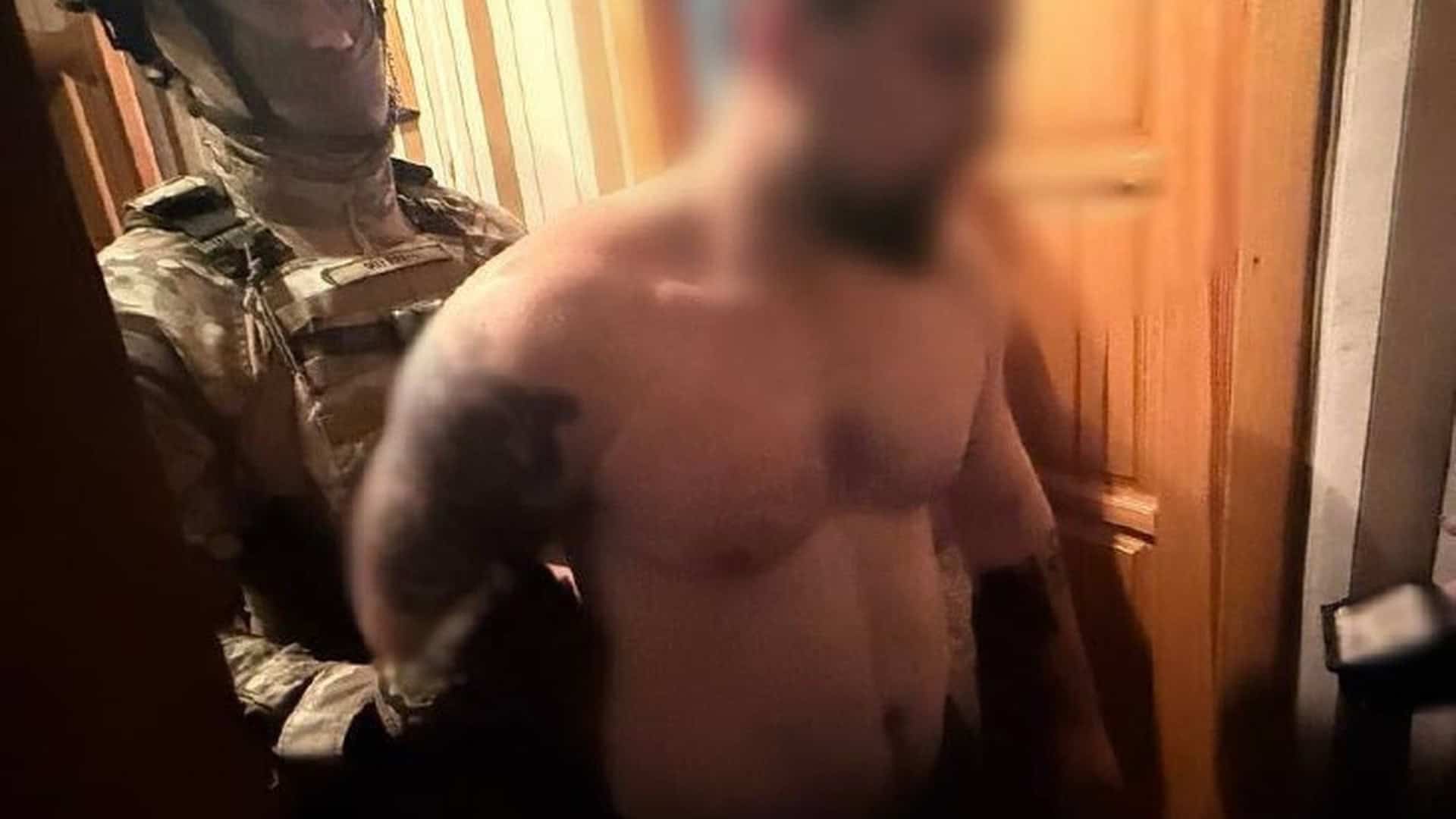 У готелі Голосіївського поранили ножем чоловіка з Вінниччини Поліцейський за робочим столом розглядає матеріали справи про шахрайство з продажу запчастин для дронів на 900 тисяч гривень у Києві