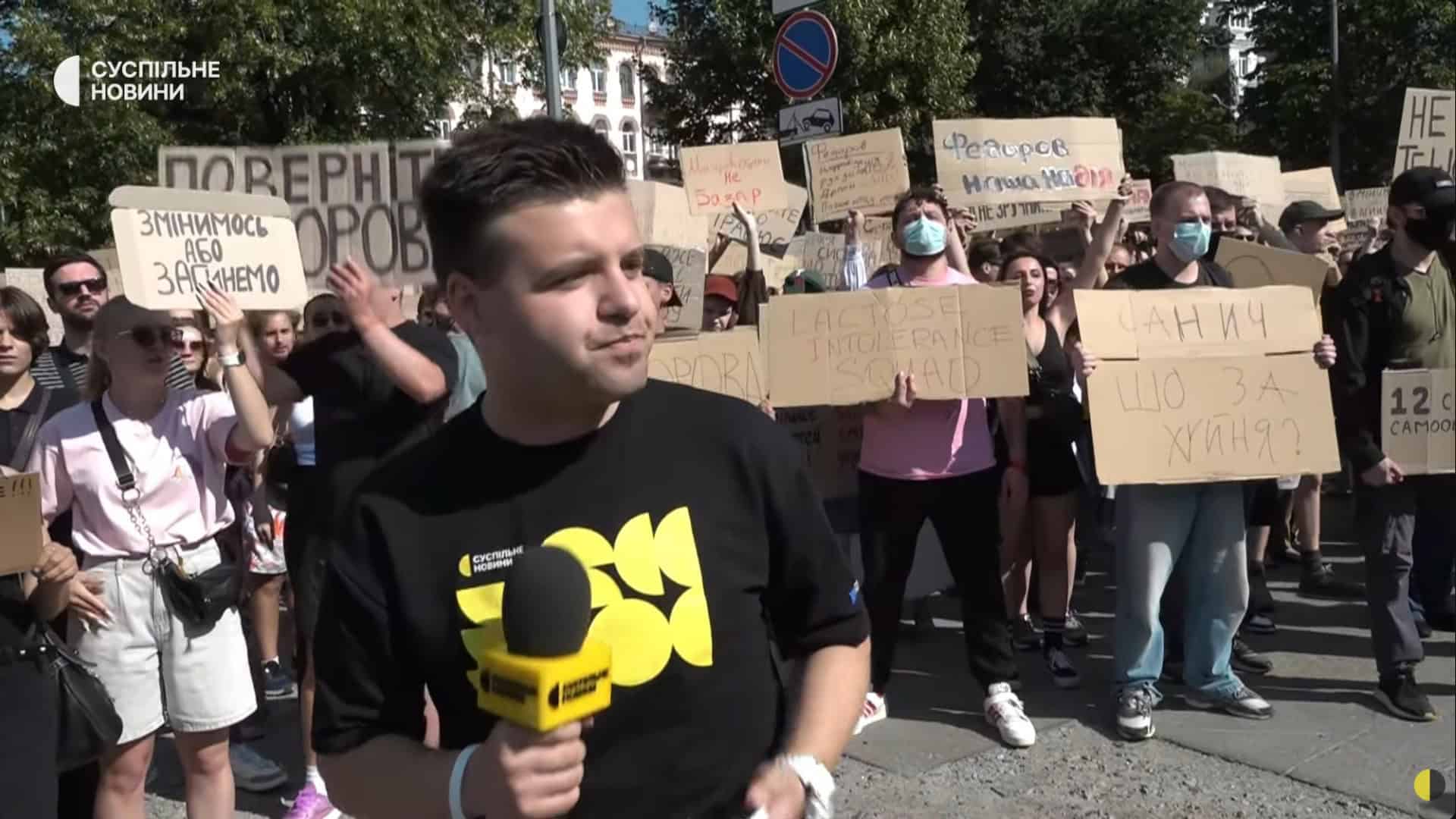Кияни вимагають знизити тарифи та спростити бюрократію в БТІ: петиція Учасники акції з картонними плакатами на підтримку Михайла Федорова на площі Івана Франка в Києві
