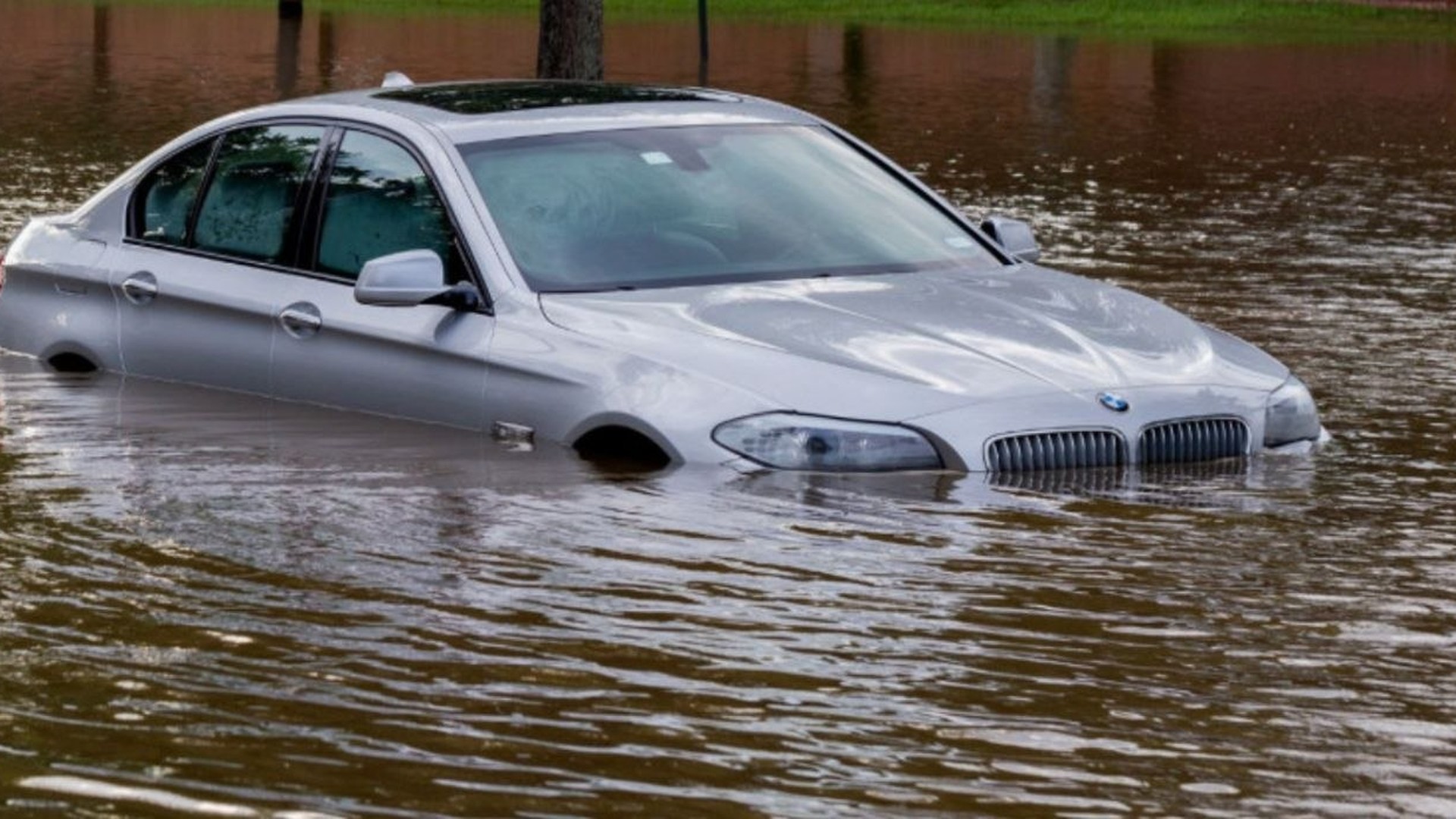 На "Либідській" збирають воду відрами — що відбувається Легковий автомобіль частково затоплений водою під час сильної зливи — ілюстрація до наслідків негоди для транспорту в Києві 3 липня 2026 року