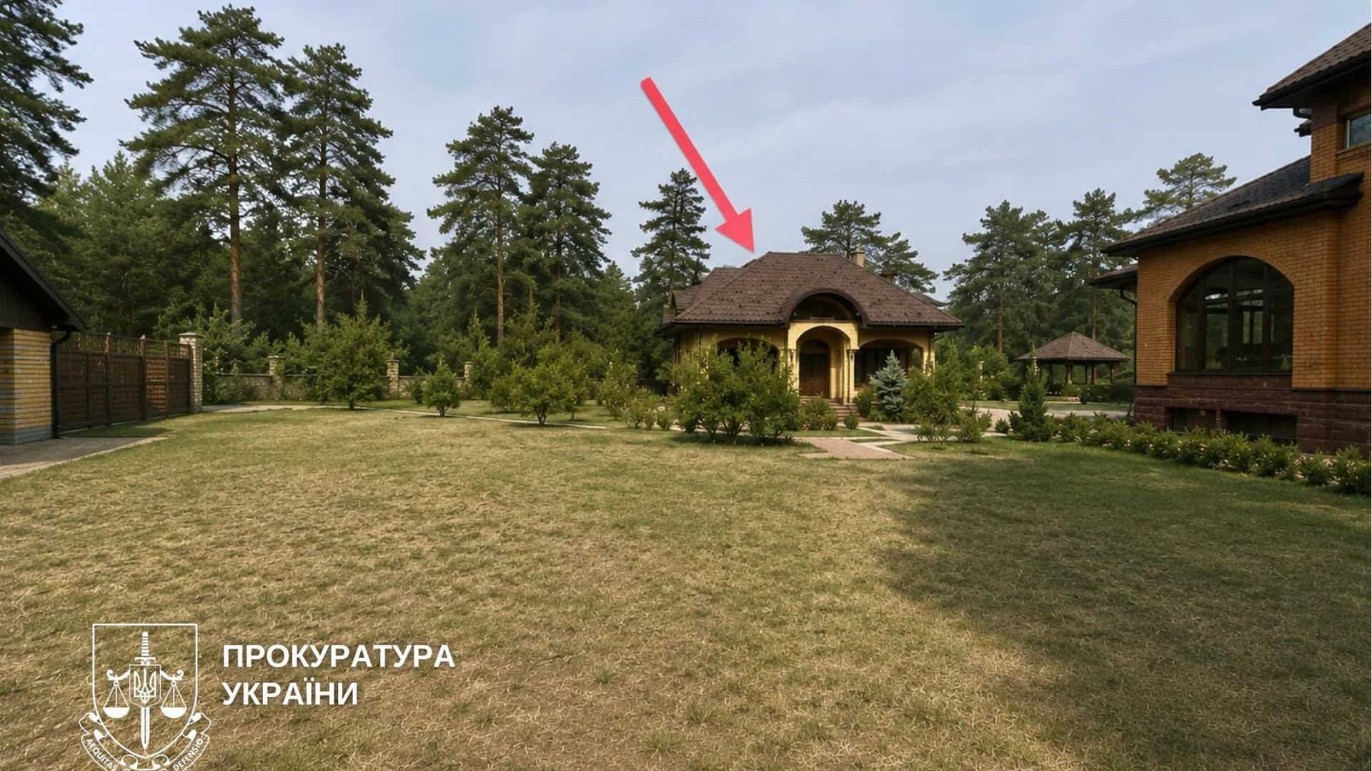 Київська прокуратура повернула місту 40 га землі на Позняках, яку орендувала фірма Медведчука Самочинно збудований житловий будинок на ділянці лісового фонду по вулиці Кіото у Деснянському районі Києва — суд зобов'язав знести споруди
