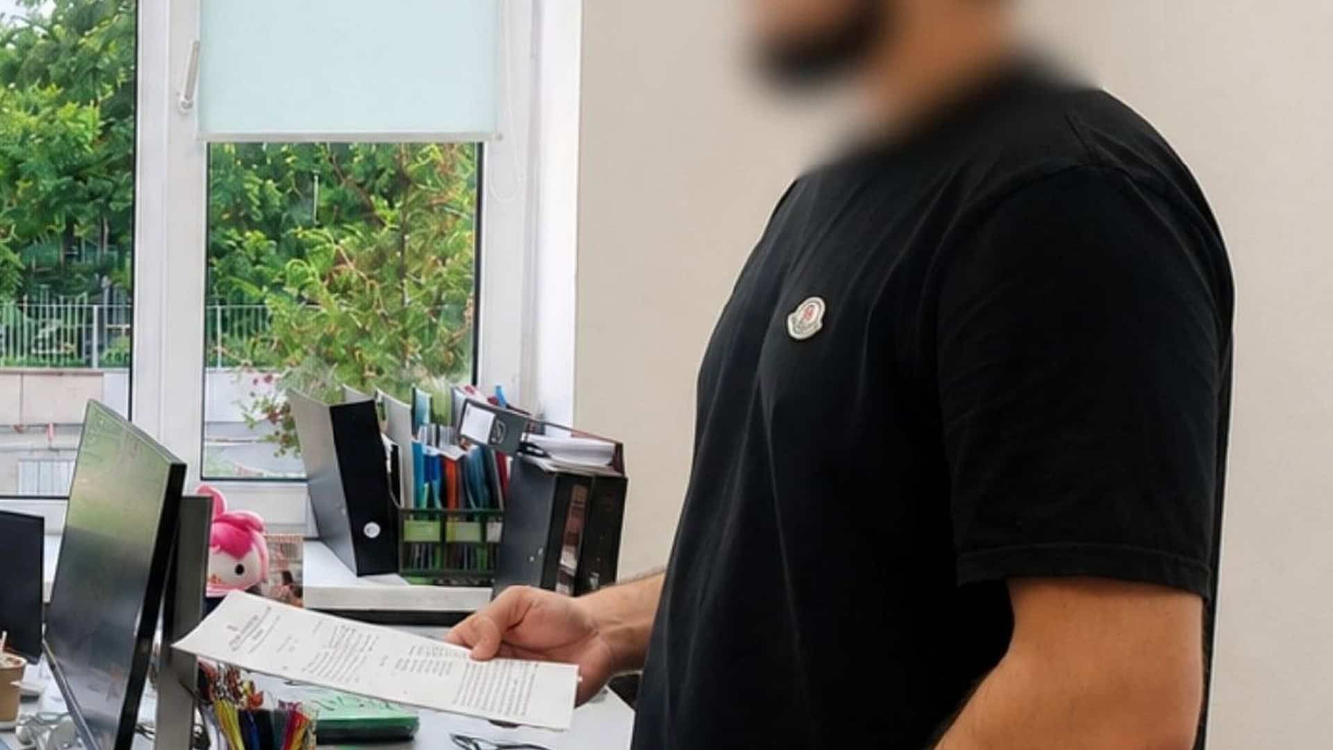 Почали підробляти сайти МВС: як розпізнати шахраїв Літня жінка тримає гаманець — у Києві шахраї під виглядом СБУ виманили у 81-річної пенсіонерки майже 1 млн грн