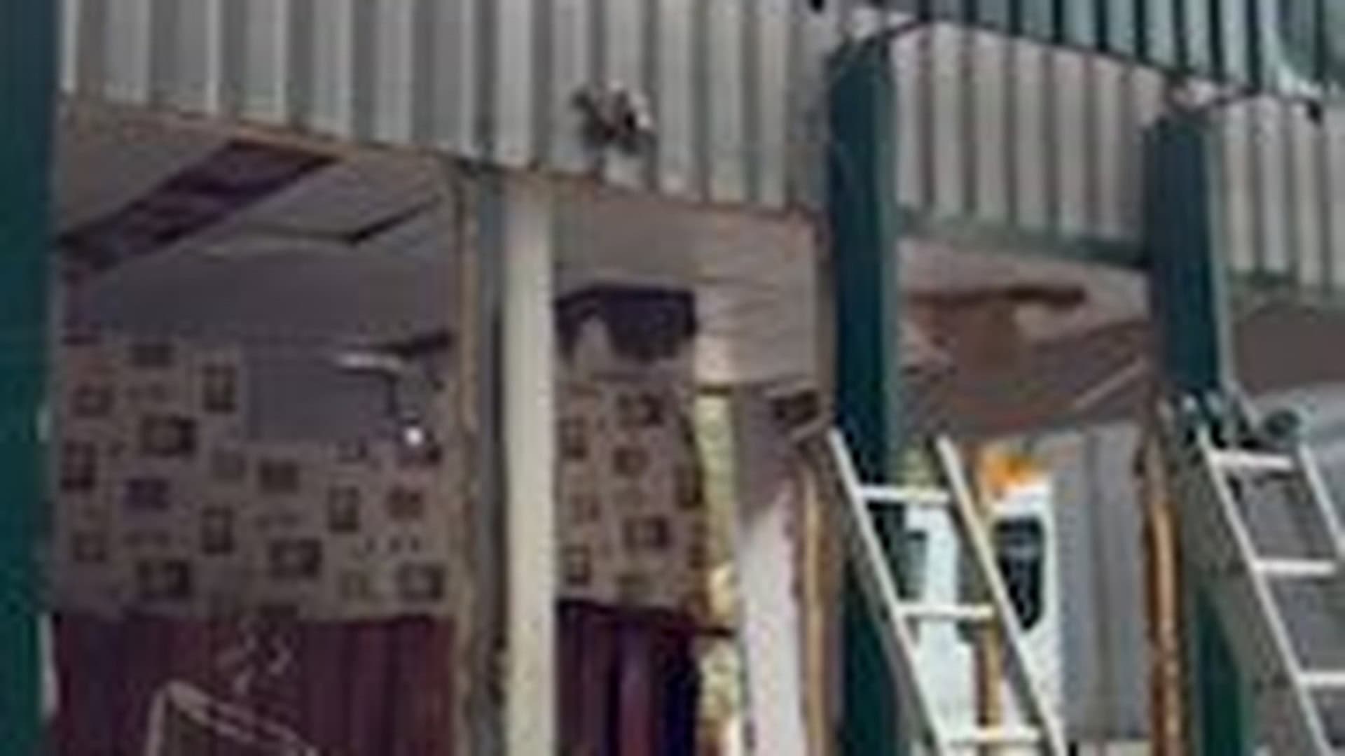 Напіврозібраний МАФ на вулиці Васильківській у Києві з будівельним сміттям і написом балончиком на асфальті