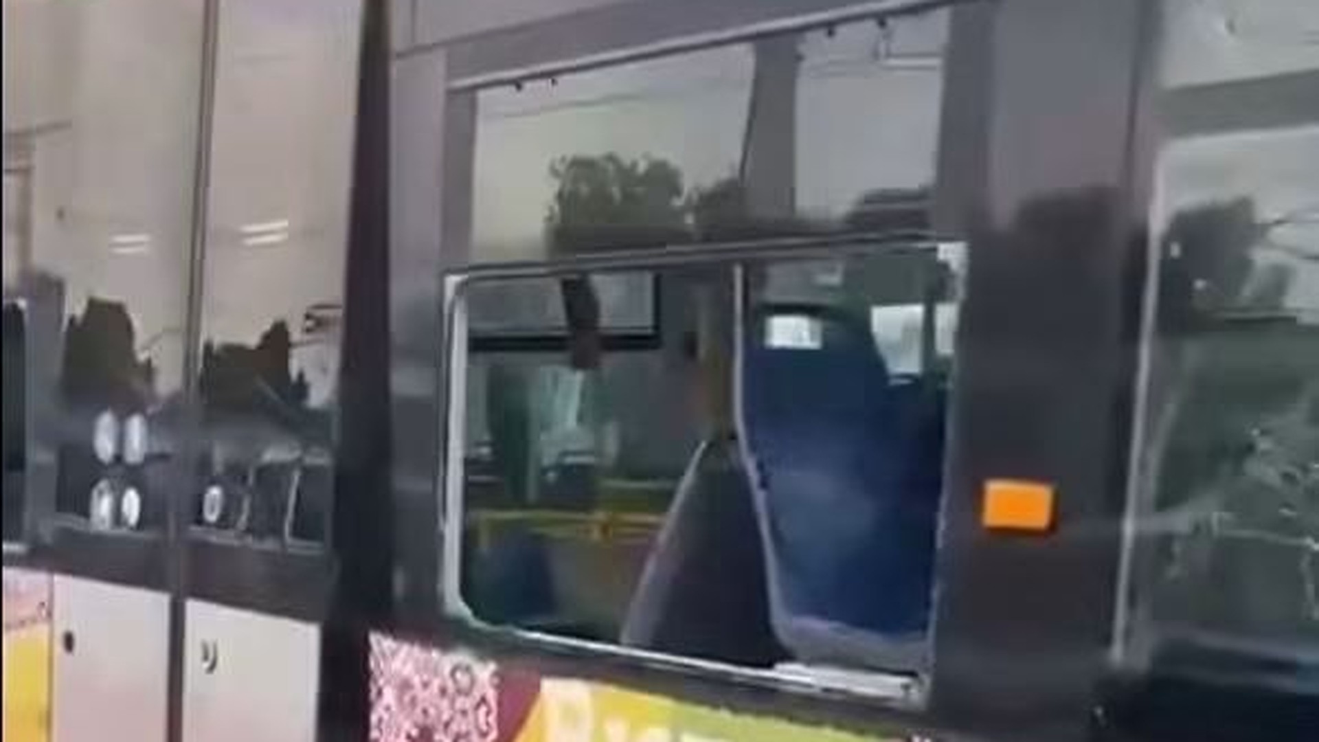 Трамвай Pesa 71-414К у депо ім. Шевченка в Києві чекає на ремонт після атаки 8 липня — 40 пошкоджених вагонів