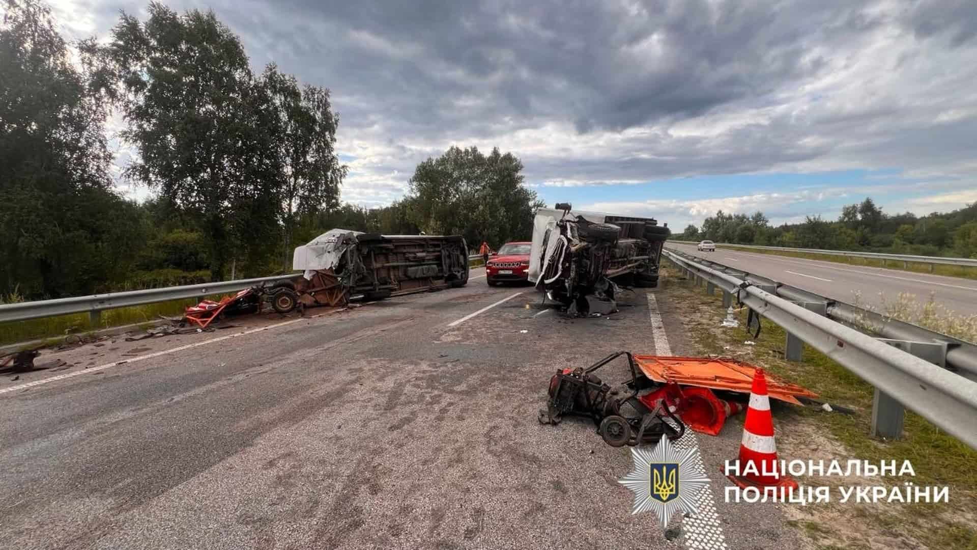 У Стоянці сім'я з трьома дітьми отруїлась чадним газом Місце ДТП на трасі Київ–Знам'янка біля села Романків, де Mercedes Sprinter збив двох працівників дорожньої служби