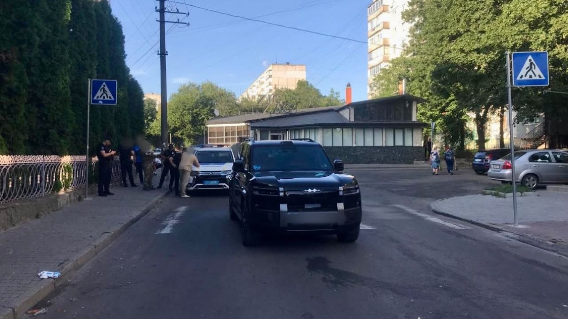 У Бориспільському районі на коліях знайшли тіло підлітка Місце ДТП на вулиці Водопійній у Білій Церкві, де позашляховик BYD збив двох жінок на пішохідному переході