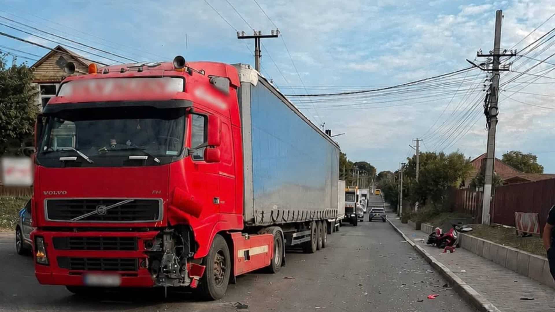 Перехрестя у селі Гореничі на Бучанщині, де вантажівка Volvo зіткнулася з електромотоциклом і загинув 22-річний водій