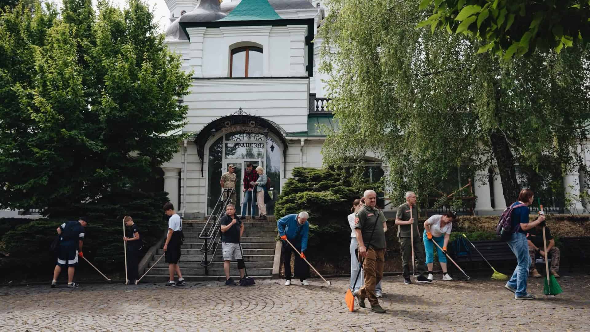 Проєкт «Разом далі» підтримує жінок, чиї рідні зникли безвісти Співробітники заповідника, братія монастиря та волонтери прибирають територію Нижньої лаври біля Дальніх печер