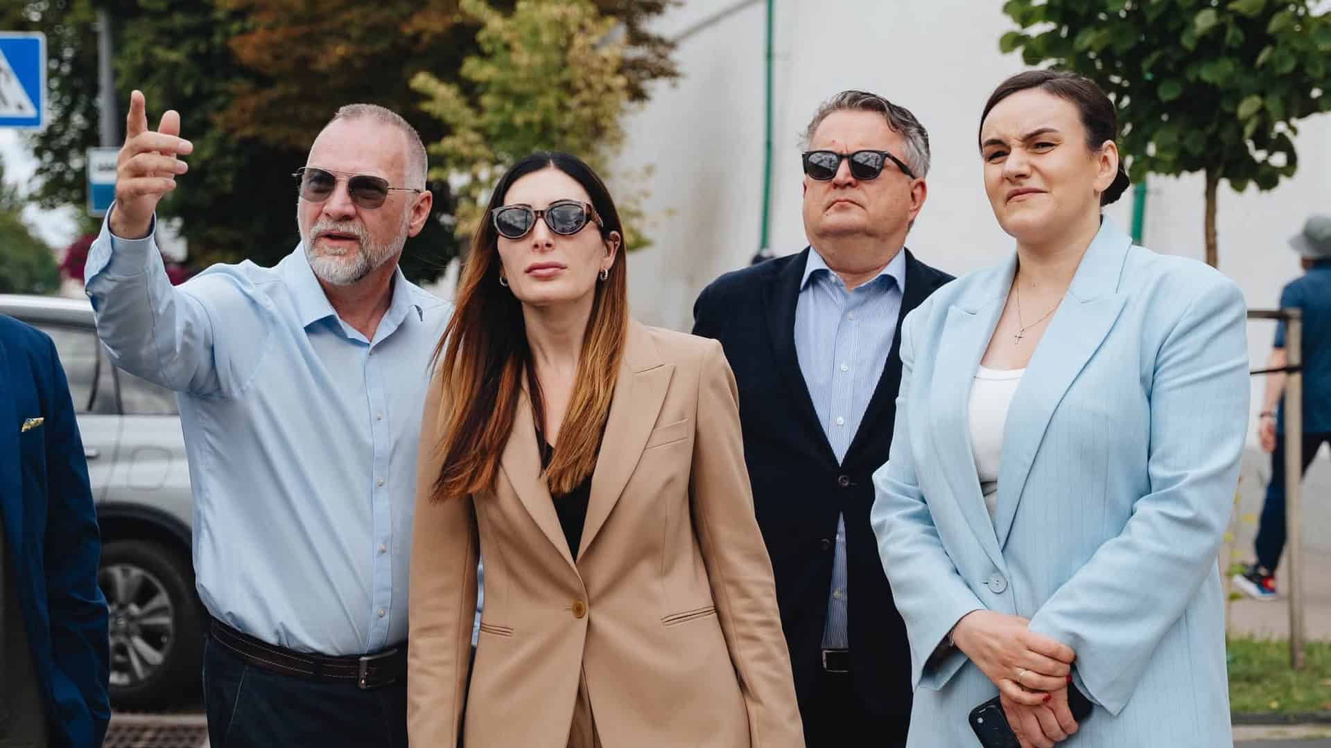 У Києві вшанували жертв теракту в Оленівці Блогерка Лора Лумер з українськими посадовцями на території Києво-Печерської лаври