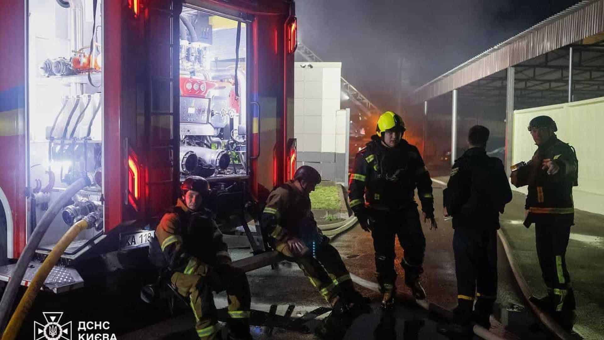Ракета влучила у склади в Деснянському районі: двоє постраждалих (оновлено) Наслідки нічної ракетної атаки на Київ 8 липня — місце удару, працюють рятувальники та екстрені служби