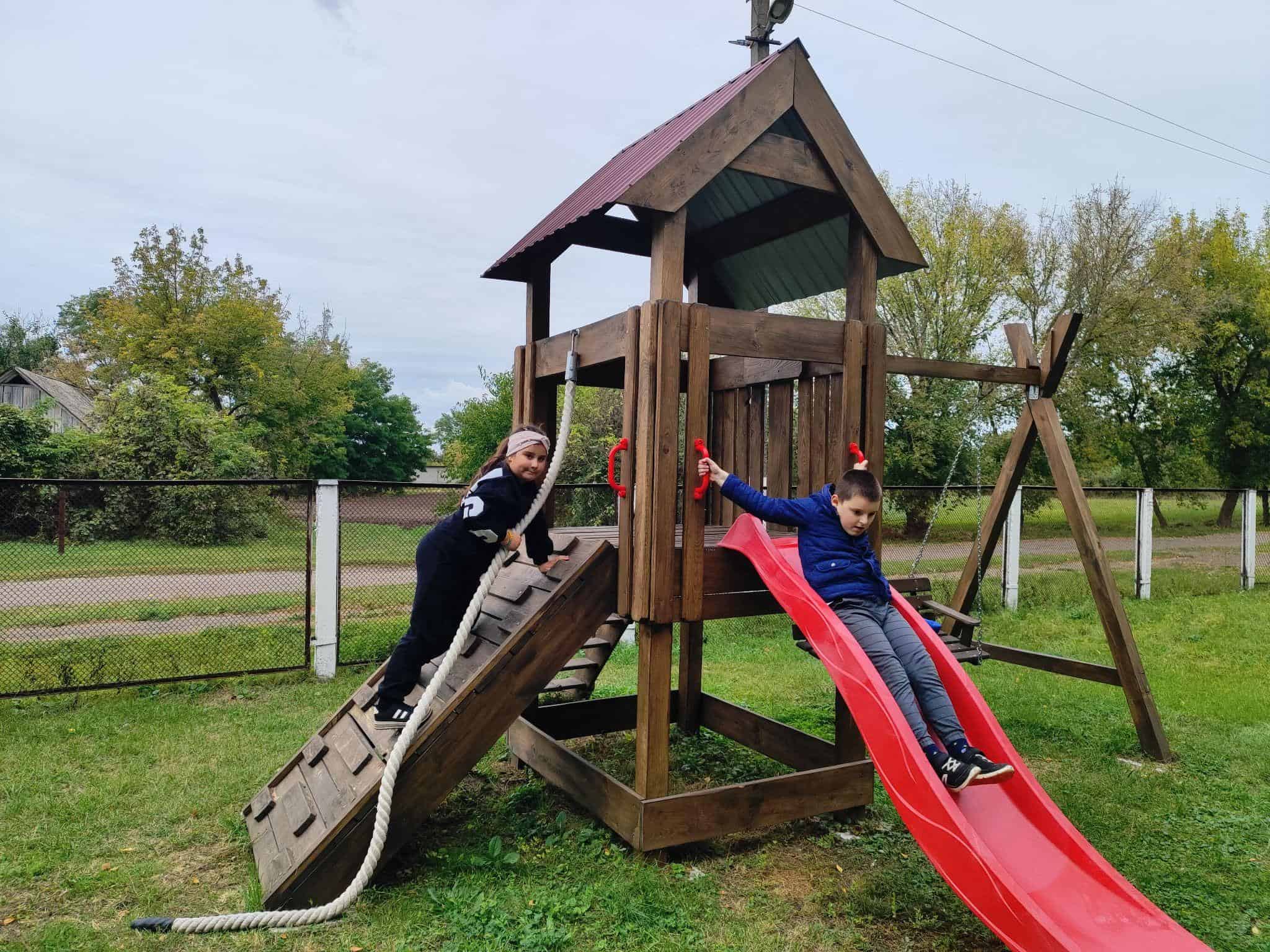 «Найближчий дитячий майданчик був за 8 кілометрів»: як мама з Києва об'єднала ціле село заради дітей Оновлений дитячий майданчик біля дитсадка в Дем'янцях