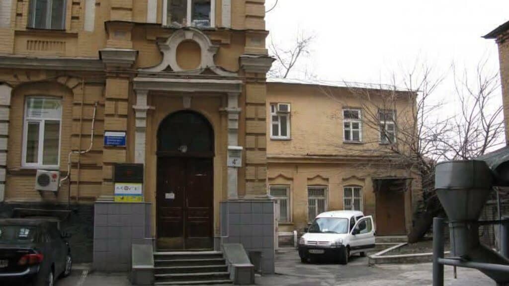 Двоповерховий особняк родини Горецьких 1874 року у дворі колишнього готелю Санкт-Петербург на бульварі Тараса Шевченка в Києві