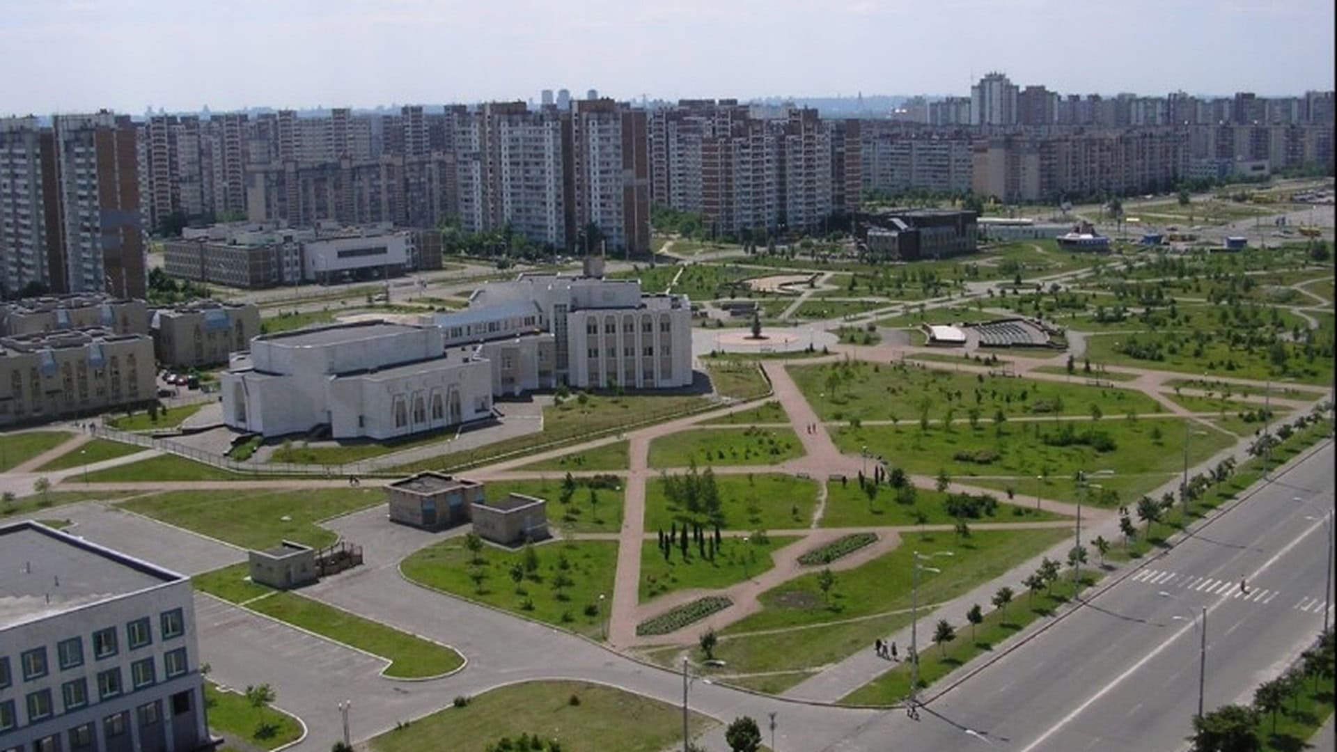 «Тінь над водою»: виставка про моря відкриється у Києві 11 червня Парк «Молодіжний» у Деснянському районі Києва з висоти: алеї, зелені зони та житлові будинки Троєщини