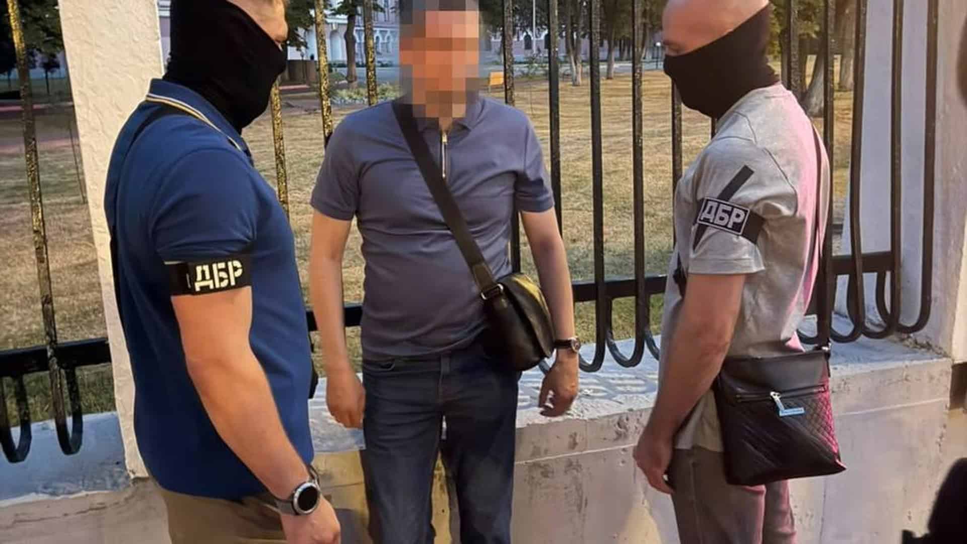 Начальник управління Держгеокадастру передав 30 тис. доларів у тубусі від алкоголю посадовцю НАЗК у Києві