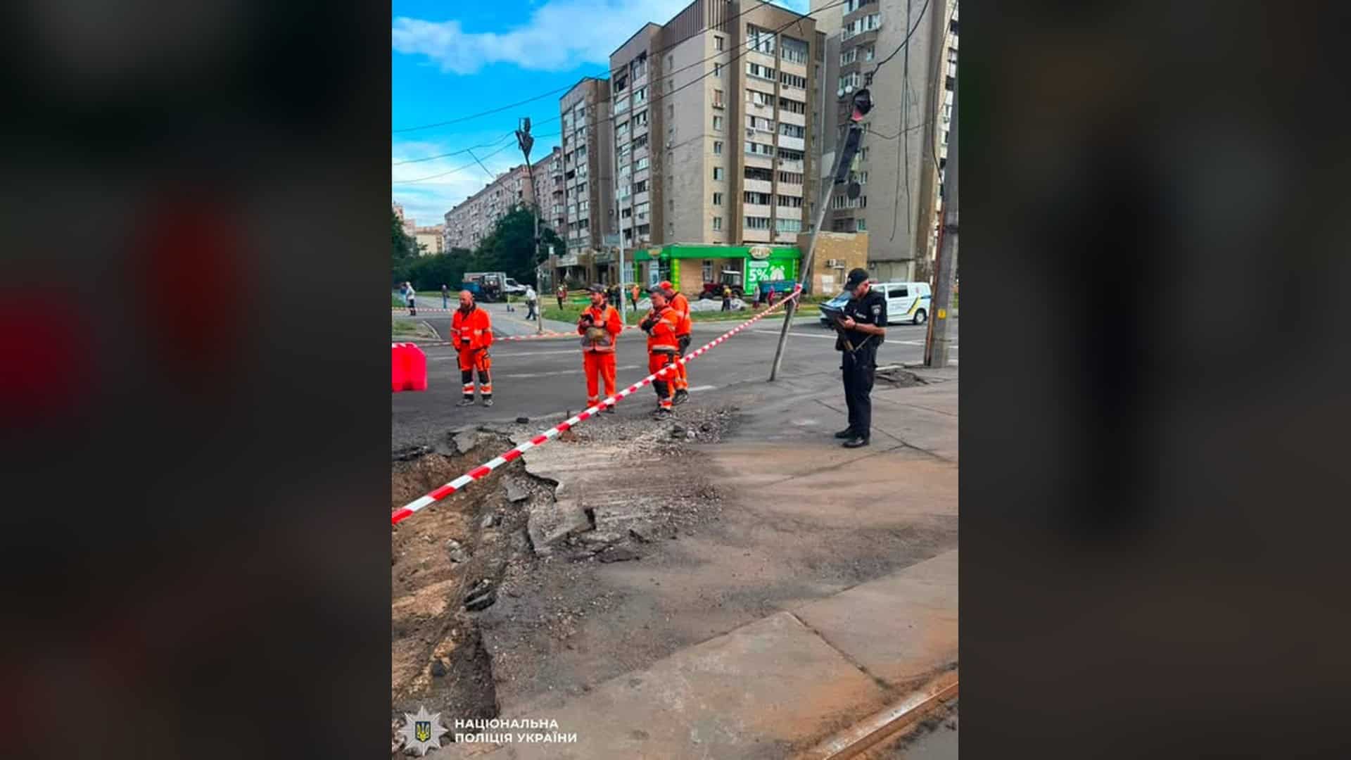 Третя атака за тиждень: у Києві 10 поранених, пожежі в 3 районах Поліцейський і комунальники на місці пошкоджень від російського обстрілу в Києві — розбитий асфальт, повалений стовп, огороджувальна стрічка