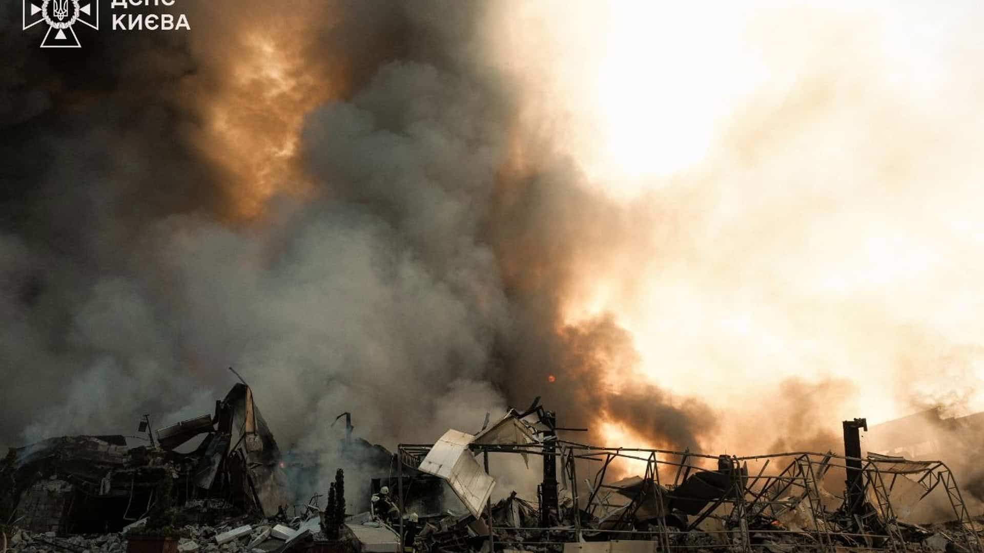 «Київ Цифровий» оновив сервіс руху транспорту: що нового для користувачів Густий дим і полум'я над зруйнованою будівлею, рятувальник працює серед уламків після ракетного удару по Києву