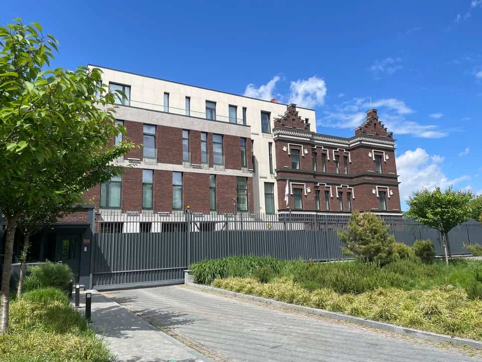 Неоготичний фасад будинку на Великій Житомирській 34 Б у Києві зі стрілчастими арками та декоративними нішами початку ХХ століття