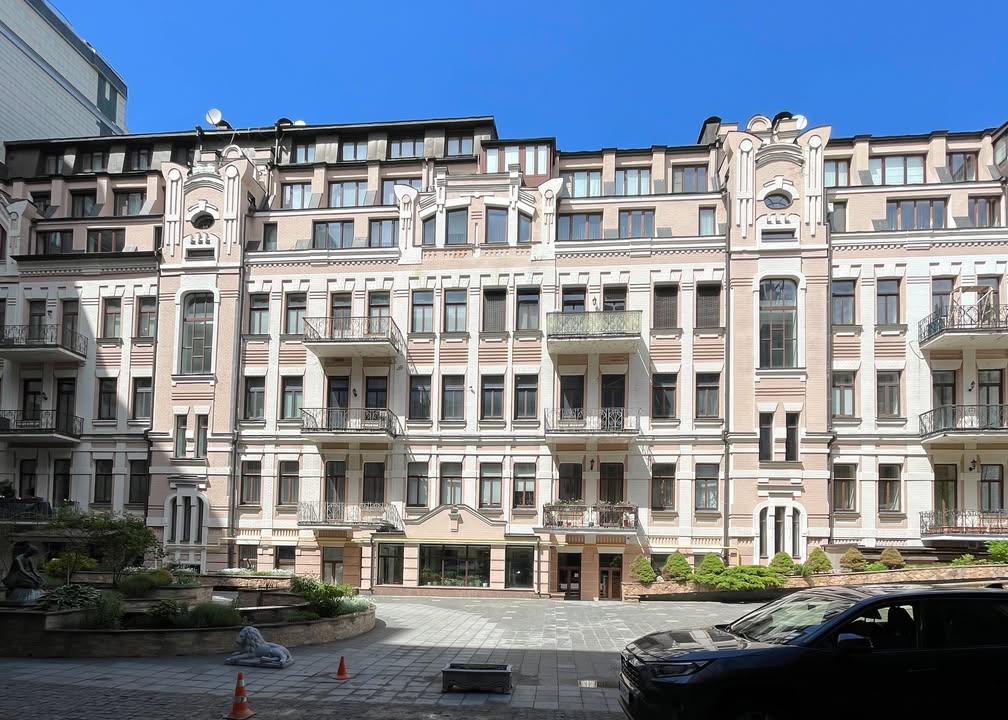 Будинок Чоколова на Великій Житомирській 20 у Києві — прибутковий будинок початку XX століття у стилі модерн