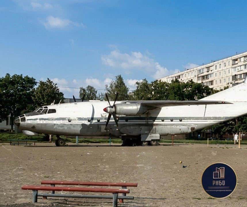 Військово-транспортний літак Ан-8 у 7-му мікрорайоні Оболоні, 1980-ті роки. У 7-му мікрорайоні Оболоні — біля нинішнього ліцею №252 — впродовж 1980-х