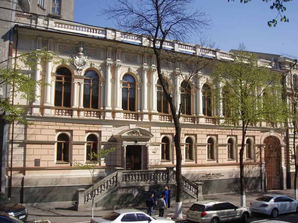 Пульс наративів Фасад особняка на вулиці Терещенківській 15 у Києві — будинок Музею Ханенків з чавунною охоронною дошкою