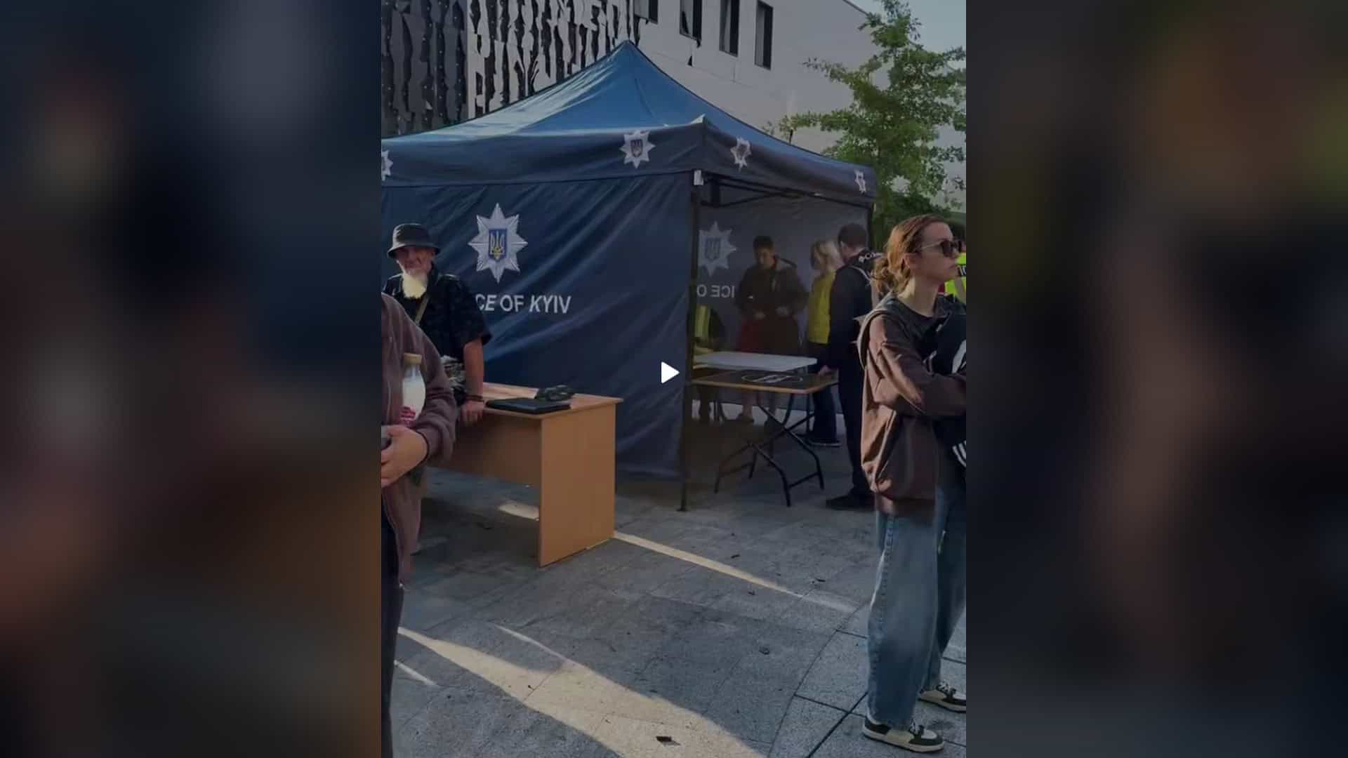 Ракета влучила в координаційний центр ДСНС Києва на Подолі Намет поліції Києва біля штабу допомоги постраждалим від атаки 19 липня у Солом'янському районі