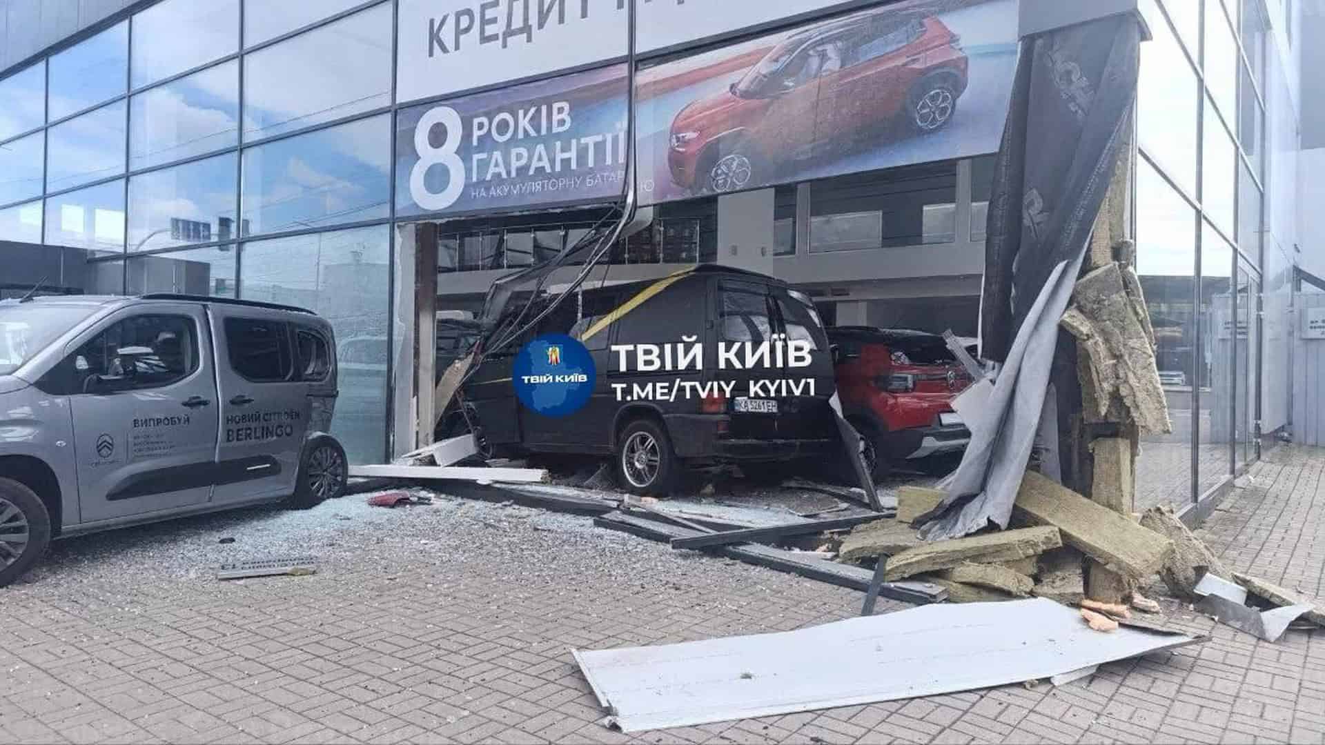 Масована атака на Київ: загинули двоє, пошкоджені будинки (оновлено) Розбита скляна вітрина автосалону Citroën на вулиці Семена Скляренка в Києві після ДТП з бусом