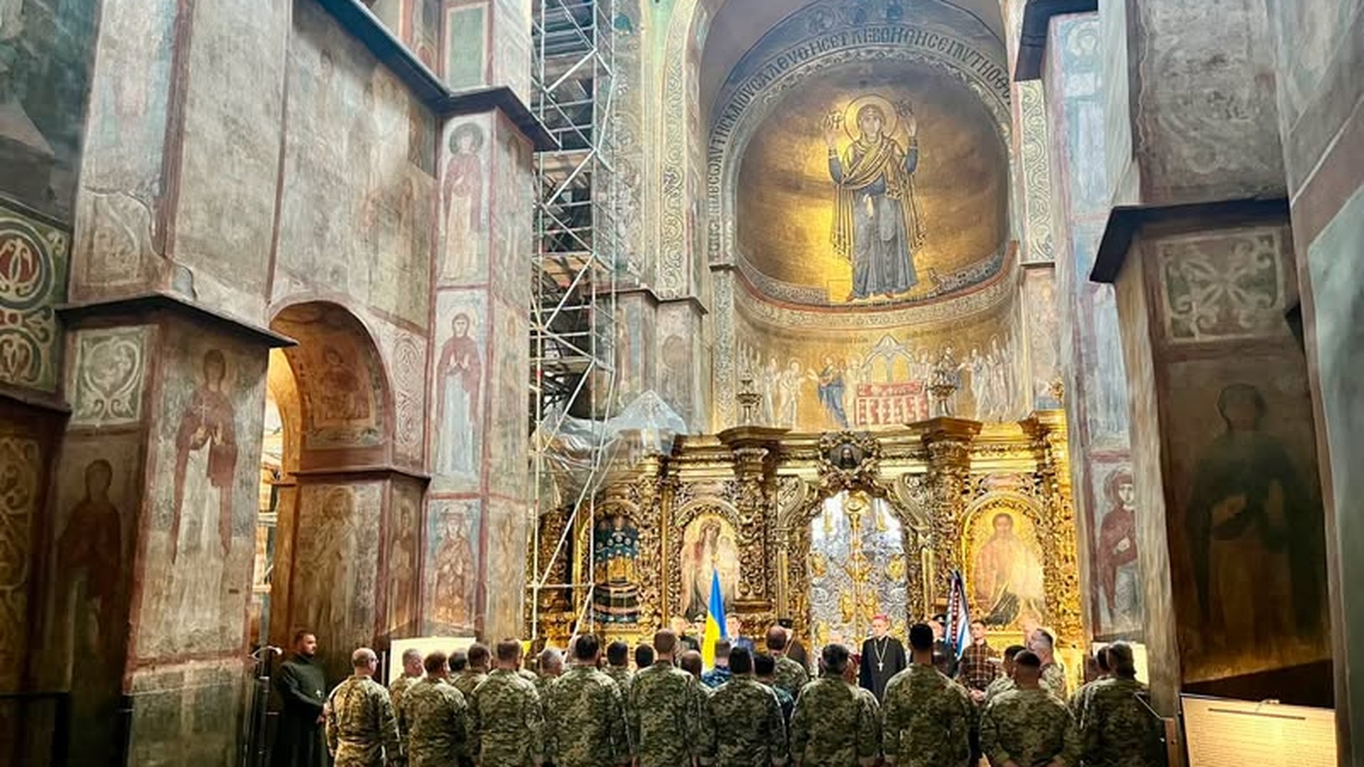 Військові капелани шикуються в Софійському соборі на церемонії випуску 14-го курсу підготовки капеланської служби ЗСУ