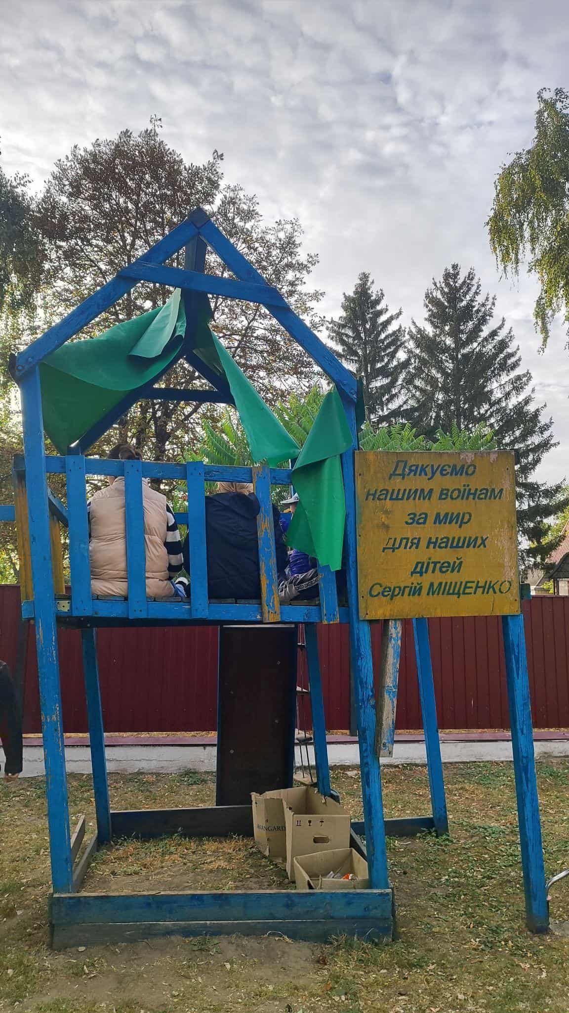 «Найближчий дитячий майданчик був за 8 кілометрів»: як мама з Києва об'єднала ціле село заради дітей Аварійний дитячий майданчик у Дем'янцях у 2024 році