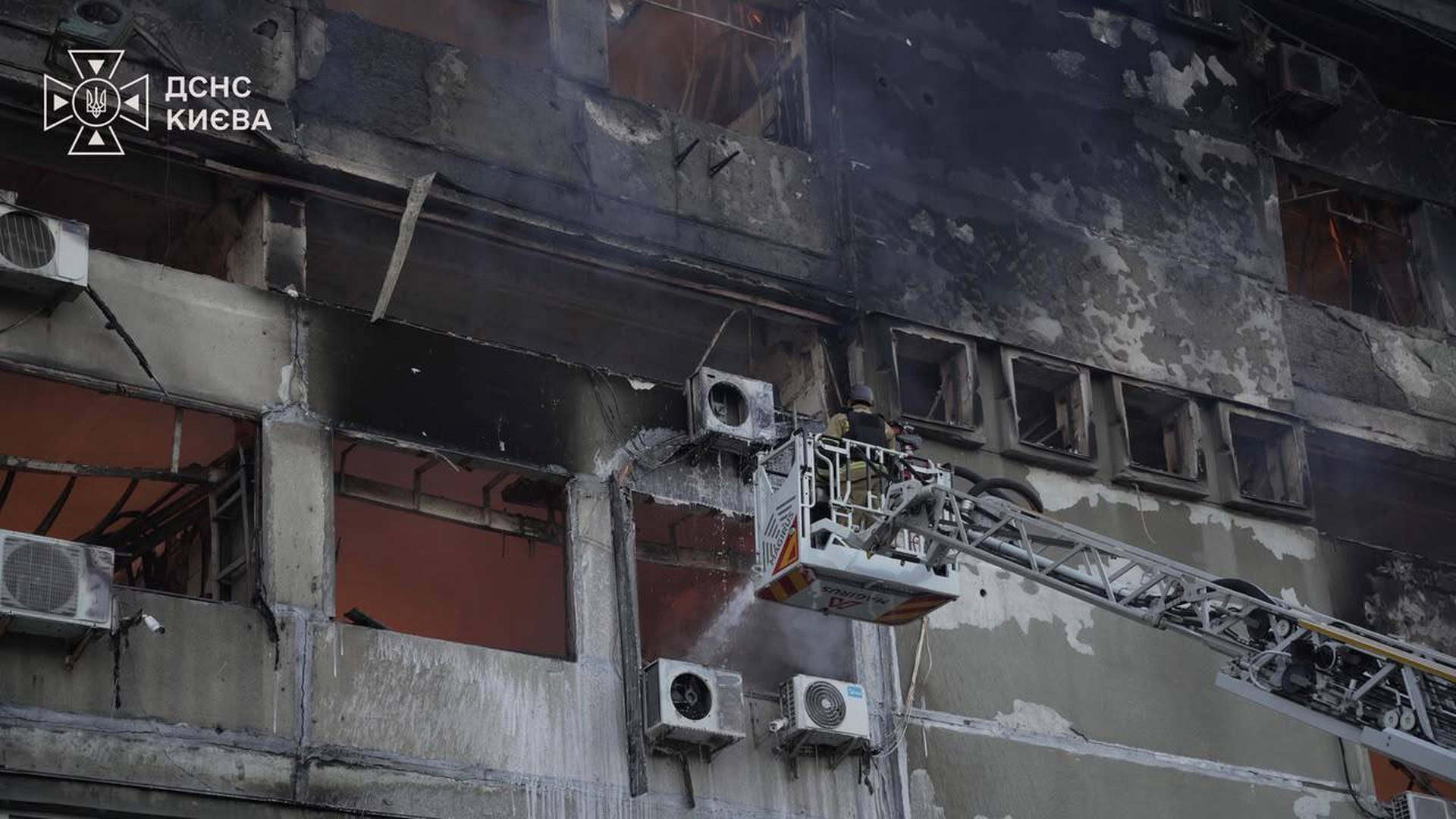 Атака на Київ: 1 загиблий, 2 поранені, пожежі в двох районах міста Рятувальник ДСНС з автодрабини гасить займання у вигорілій багатоповерховій будівлі після атаки на Київ
