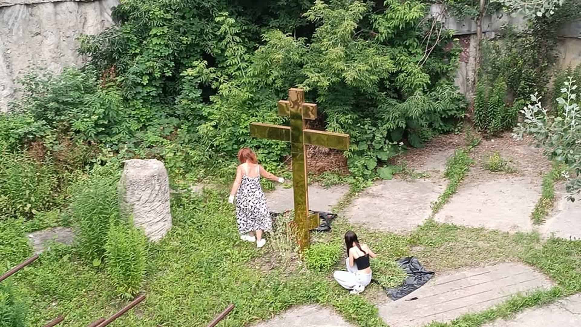 «єЯрмарок»: у Києві зʼявилась онлайн-карта ярмарок Волонтерки впорядковують територію середньовічної пам'ятки біля золотого хреста на Поштовій площі в Києві
