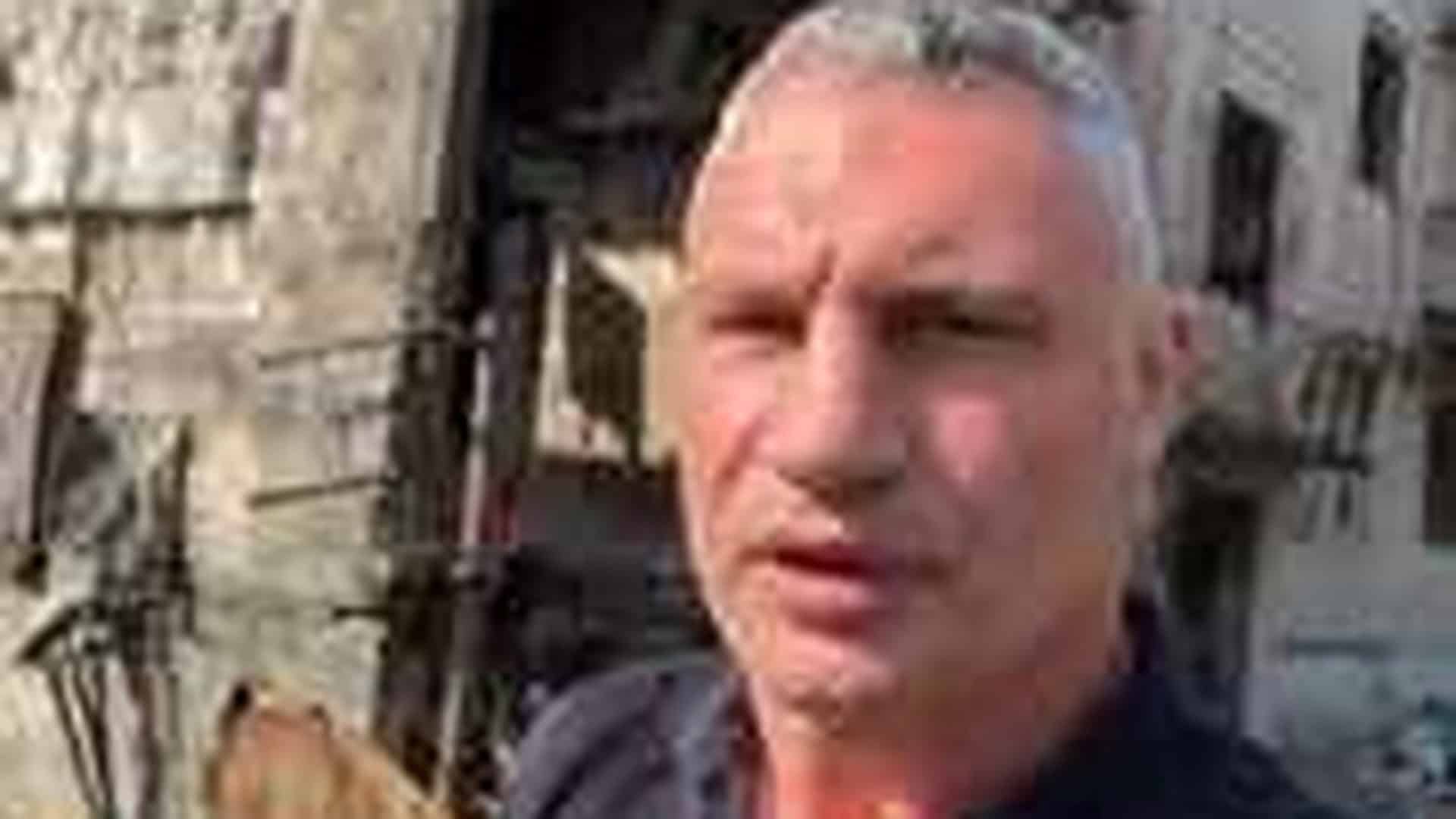 Атака на Київ: 9 загиблих, 28 поранених, пошкоджено будинки в трьох районах (оновлено) Пошкоджена будівля «Київмедспецтрансу» після балістичної атаки на Київ — два влучання знищили 5 карет швидкої