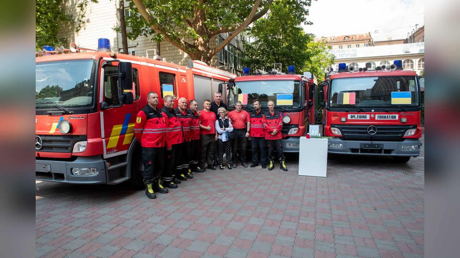 BMW в’їхав на літню терасу на Великій Васильківській — один постраждалий Три пожежних автомобілі, передані Брюссельською службою пожежної охорони SIAMU місту Києву під час повномасштабної війни