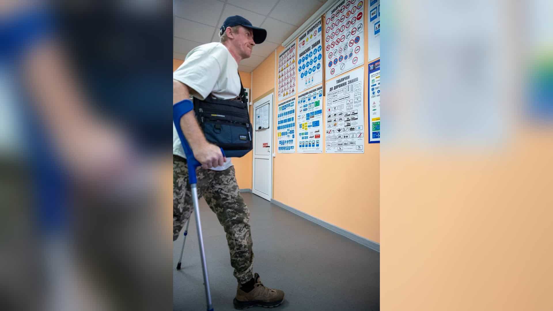 Ветеран з інвалідністю за кермом спеціально обладнаного авто в першій комунальній автошколі Києва для учасників бойових дій