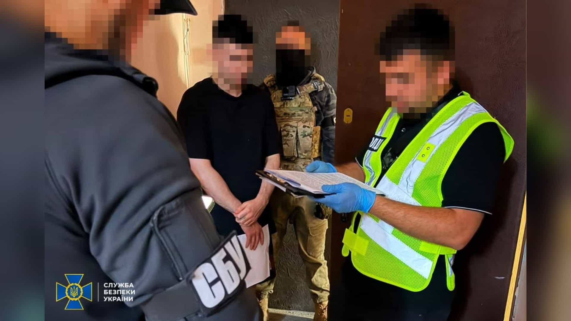Співробітники СБУ під час обшуку в рамках операції проти міжнародного наркосиндикату: вилучено понад 10 кг кокаїну вартістю 70 млн грн