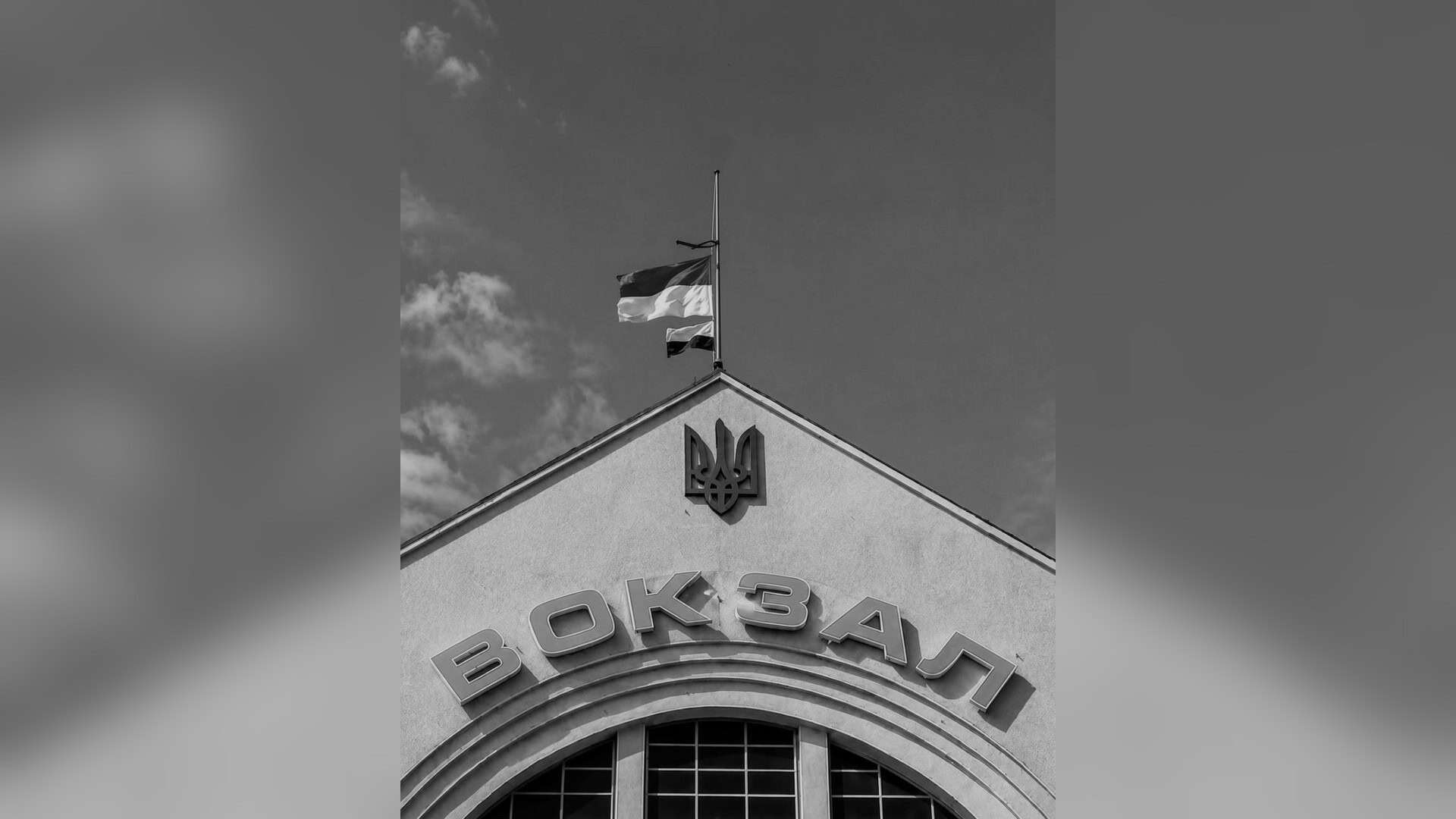 Рятувальники Київщини третю добу гасять пожежі після ворожої атаки Пошкоджений залізничний локомотив після російської атаки — за тиждень знищено 11 одиниць тяги по всій Україні