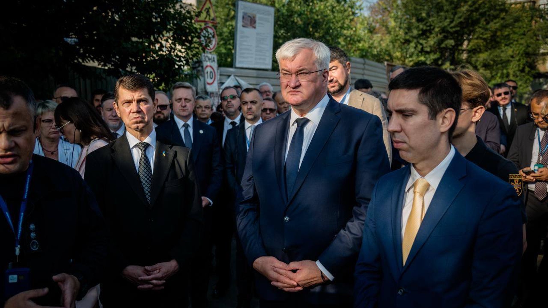 Українські посли та міністр Сибіга оглядають наслідки російського удару по Лук'янівці в Києві під час наради дипломатів