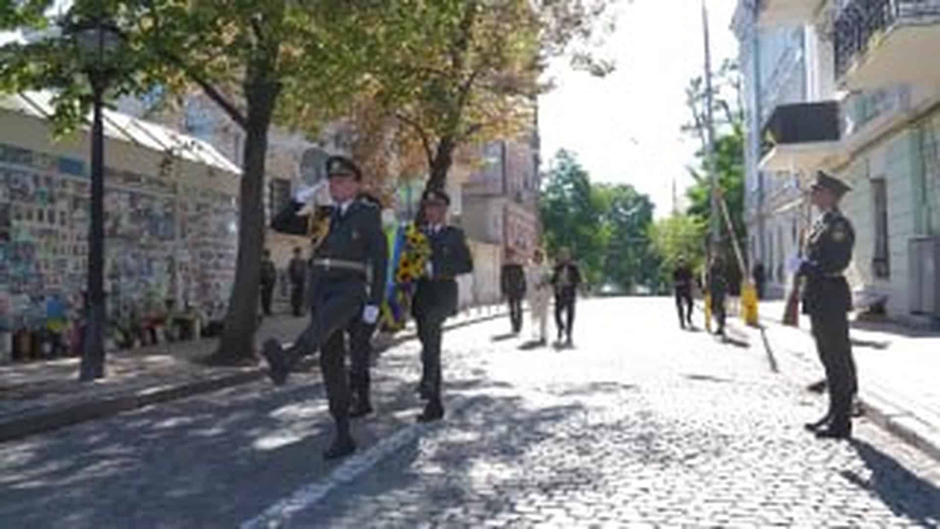 Меморіальна церемонія вшанування полеглих захисників біля Стіни пам'яті у Києві. Фото з місця події у Києві та області