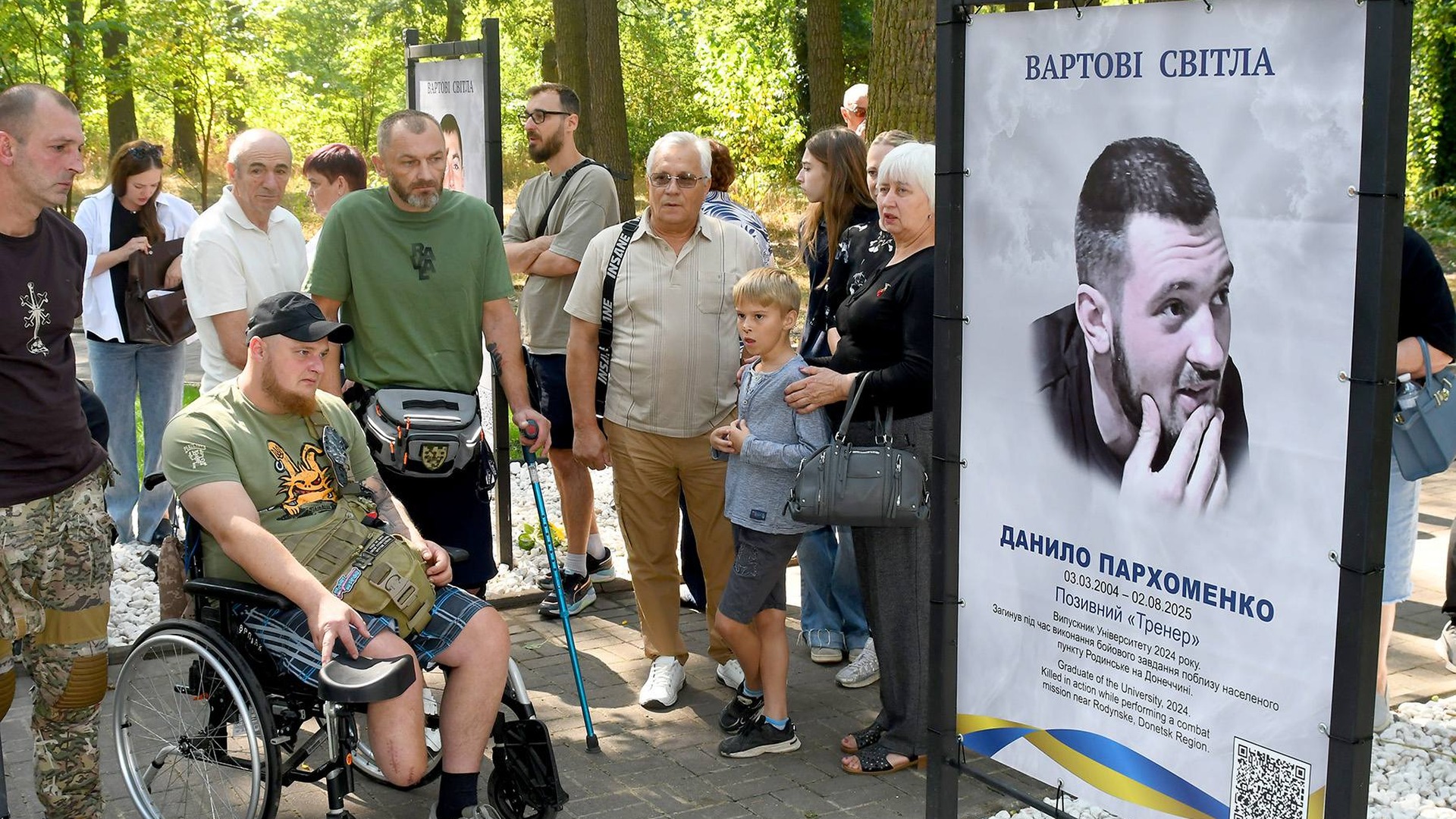 СБУ відкрила справу після удару по складах у Милій: 37 загиблих Родини загиблих Захисників біля стендів Алеї пам’яті «Вартові світла» у Державному податковому університеті в Ірпені, 29 серпня 2026 року