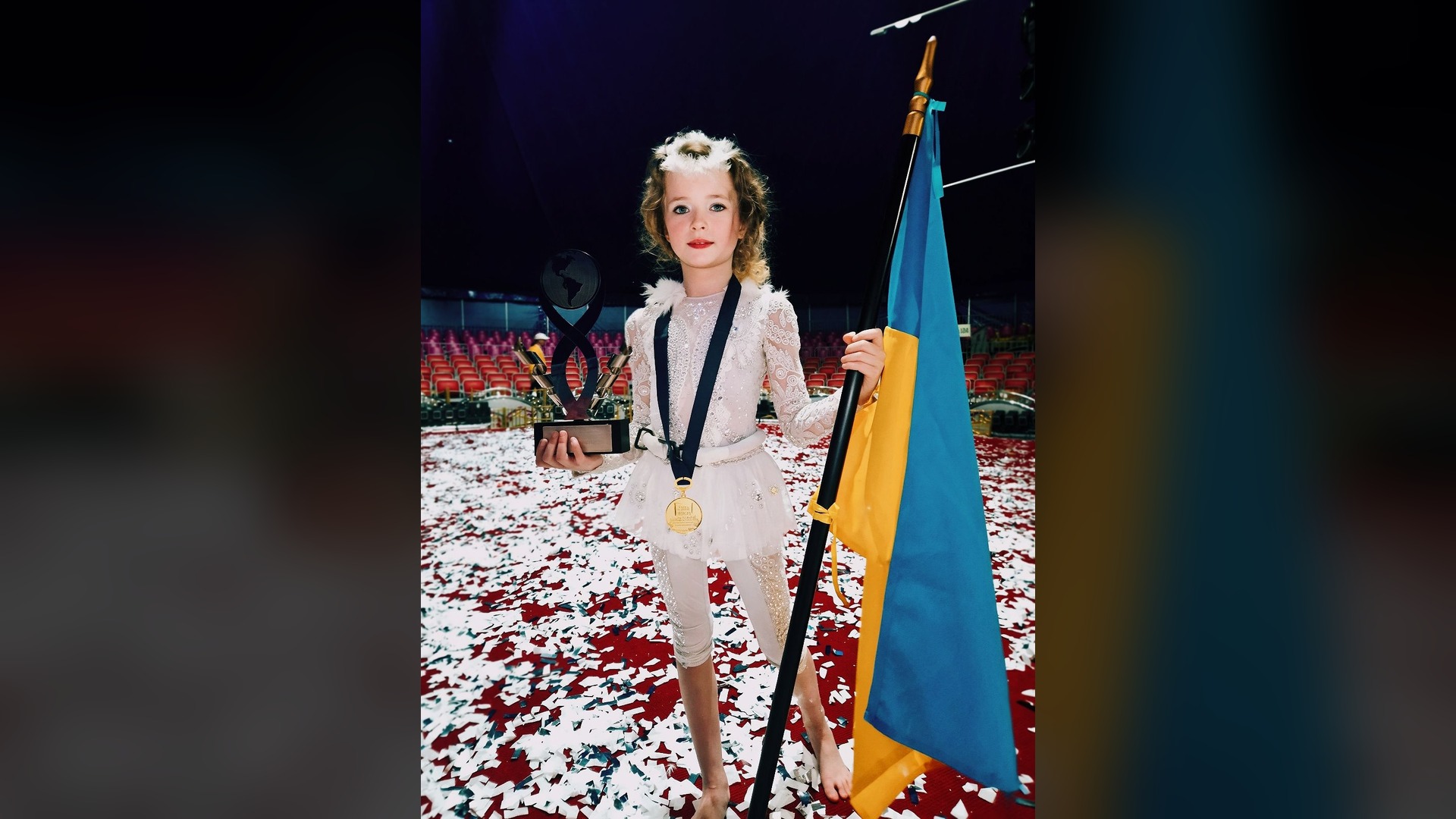 У Києві на ВДНГ пройде фестиваль «Місто Майстрів» Восьмирічна циркова артистка Анастасія Горбацевич з трофеєм і прапором України після здобуття срібної нагороди на фестивалі в Перу.