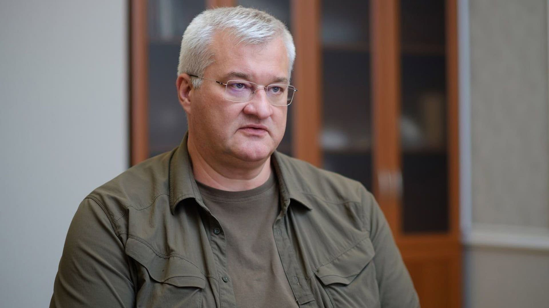 «Петрівка»: 29 років книжкового ринку, який знищила Росія Портрет міністра закордонних справ України Андрія Сибіги в окулярах, кабінет із дерев’яними шафами