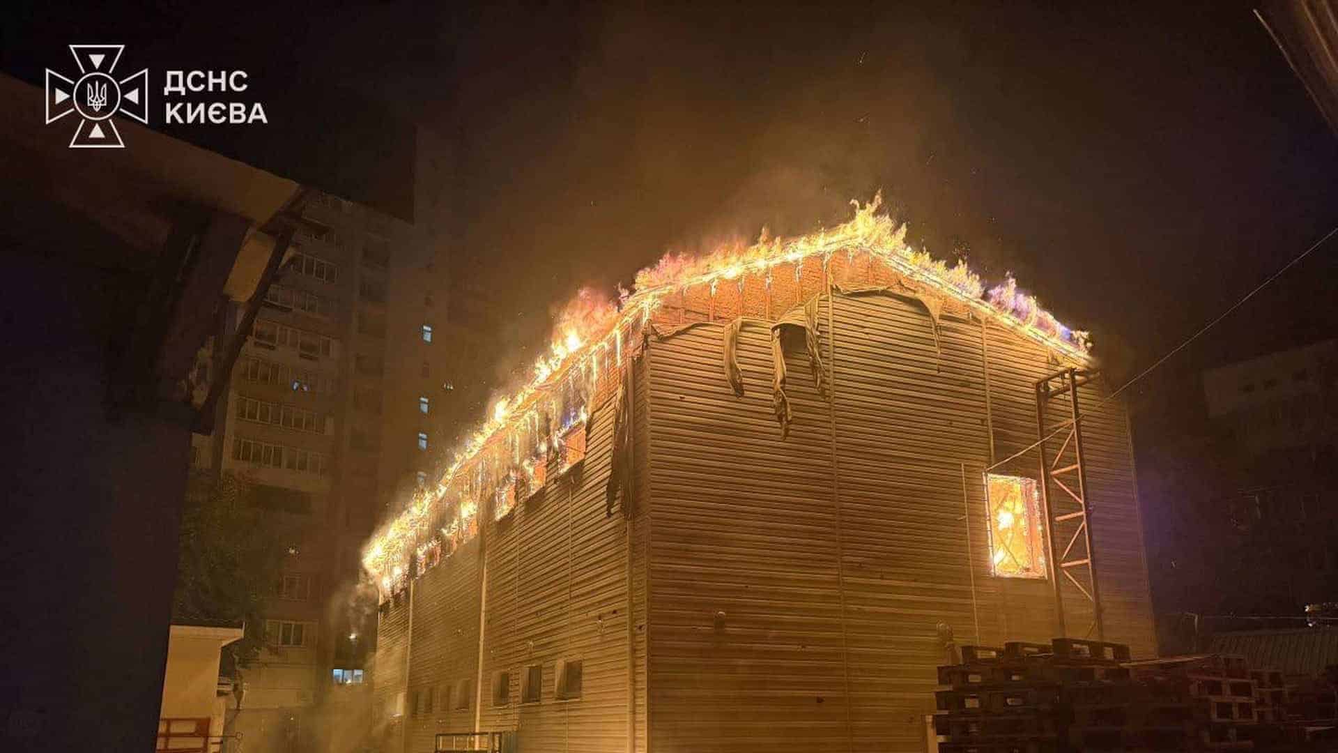 Масштабна пожежа на складському приміщенні в Києві після нічної ракетно-дронової атаки 20 серпня 2026 року, гасіння вогню рятувальниками ДСНС
